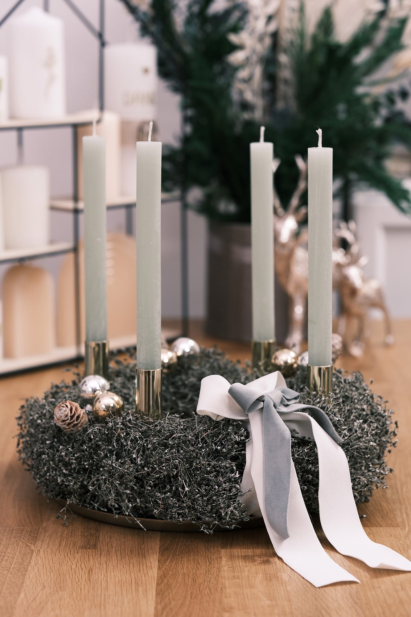 Adventkranz aus Schleierkraut mit Stabkerzen, anthrazit