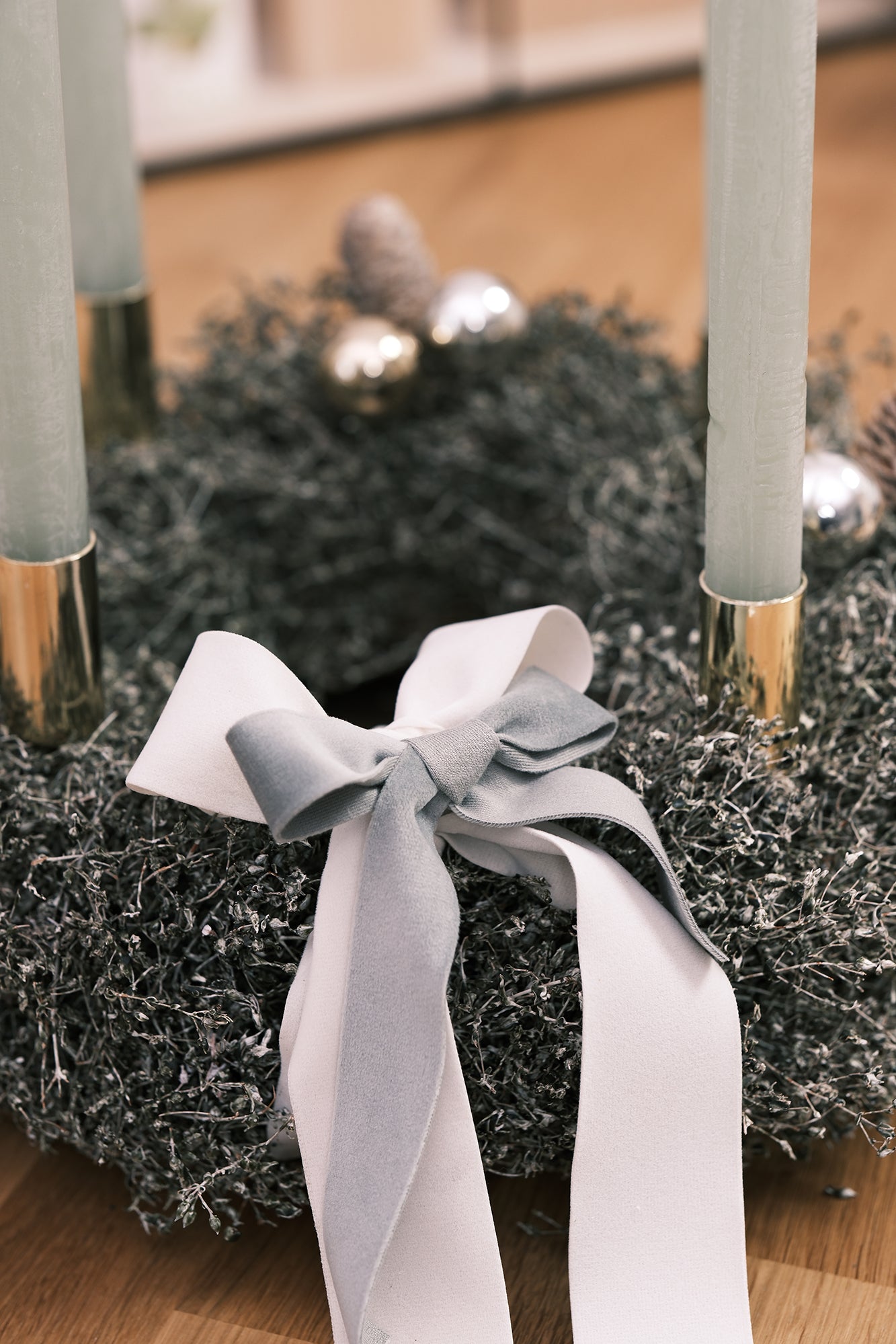 Adventkranz aus Schleierkraut mit Stabkerzen, anthrazit