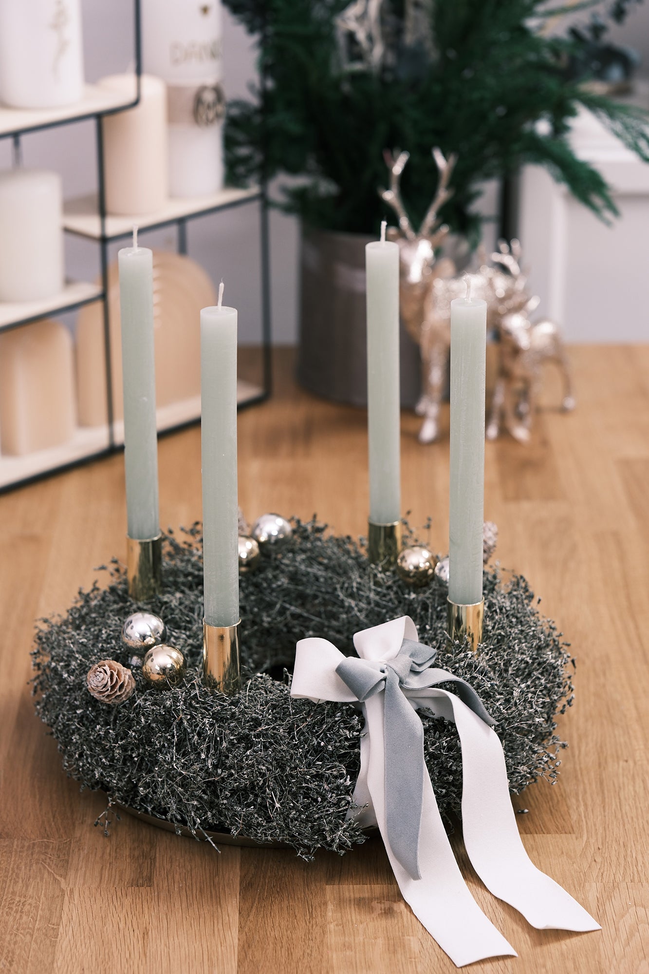 Adventkranz aus Schleierkraut mit Stabkerzen, anthrazit