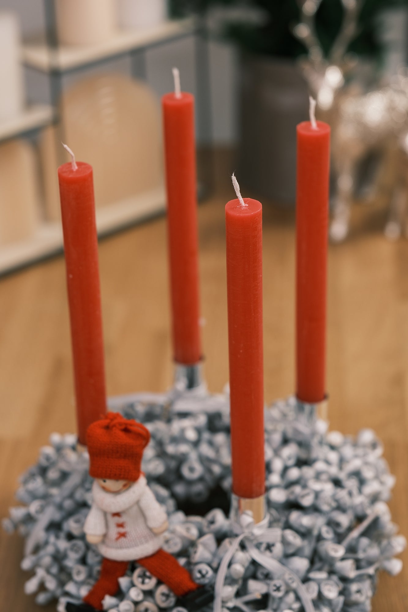 Adventkranz aus Eukalyptusfrüchten mit Stabkerzen, weiß