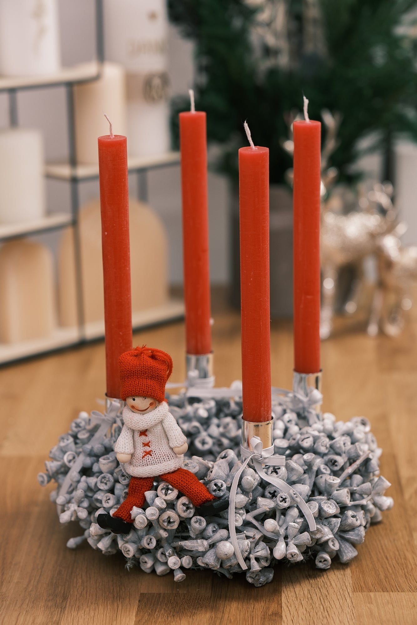 Adventkranz aus Eukalyptusfrüchten mit Stabkerzen, weiß