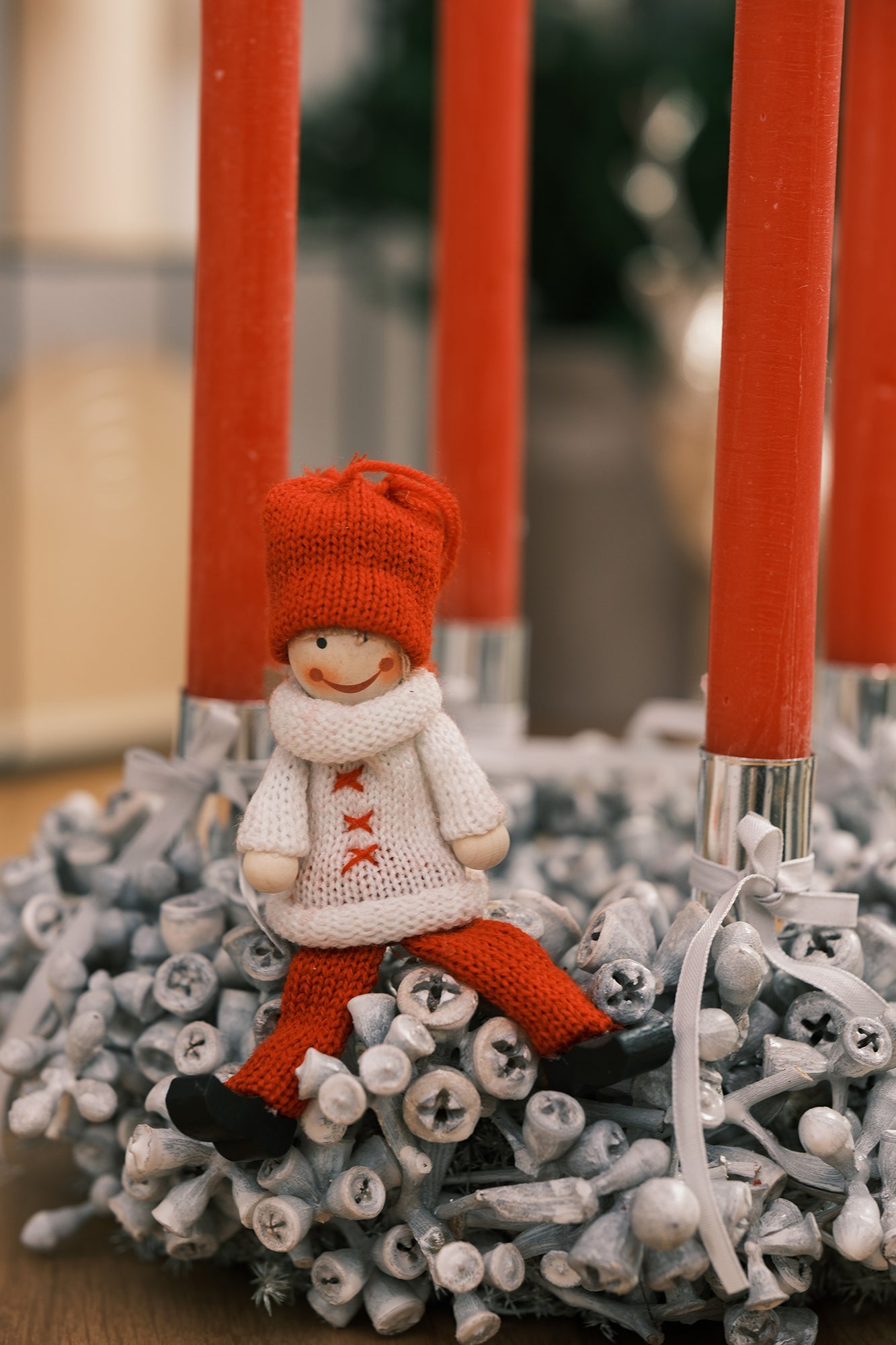 Adventkranz aus Eukalyptusfrüchten mit Stabkerzen, weiß
