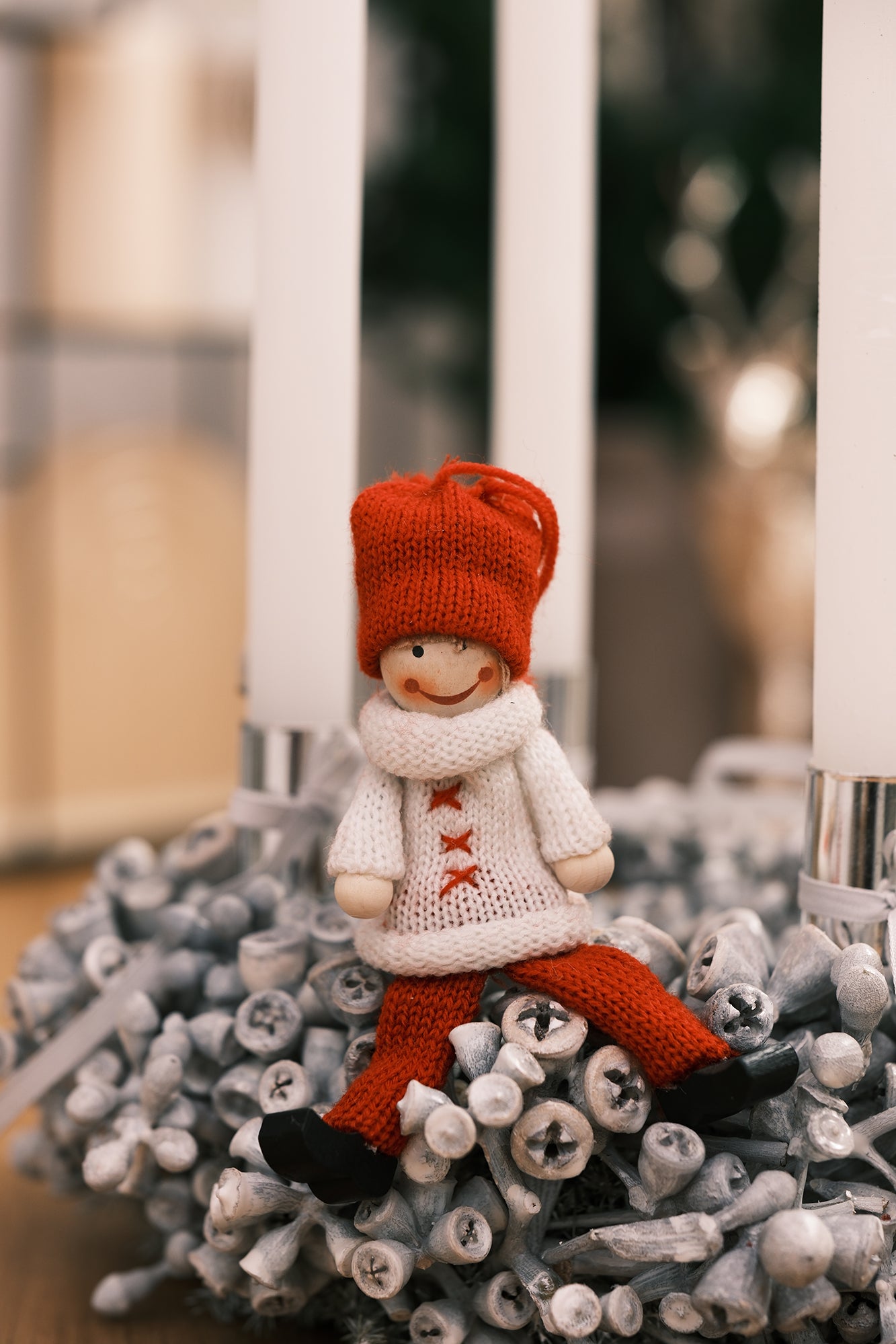 Adventkranz aus Eukalyptusfrüchten mit Stabkerzen, weiß