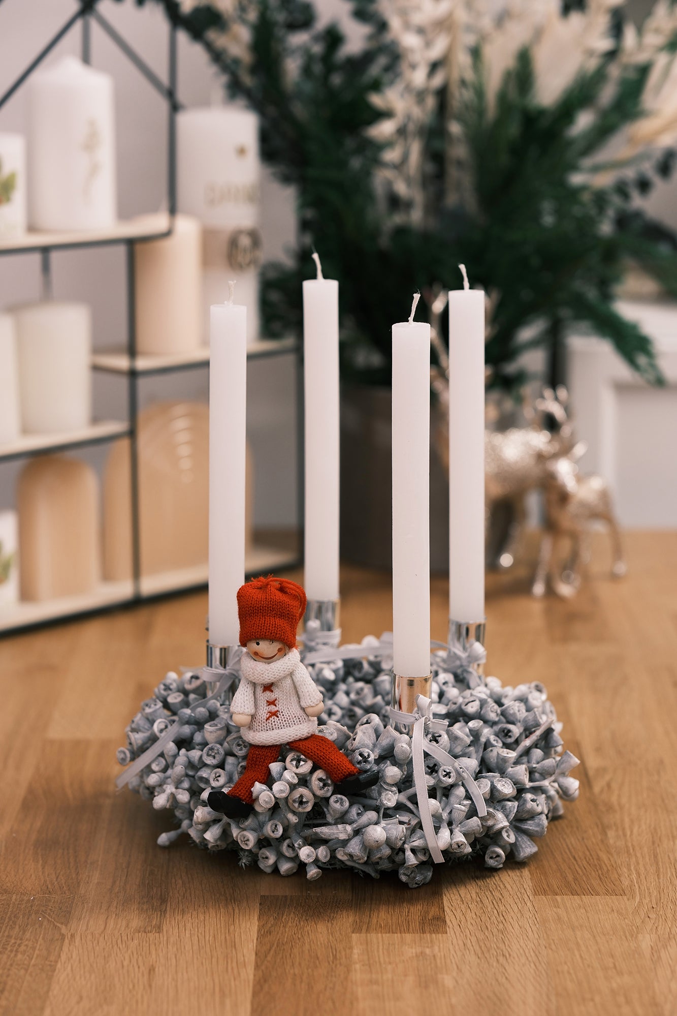 Adventkranz aus Eukalyptusfrüchten mit Stabkerzen, weiß