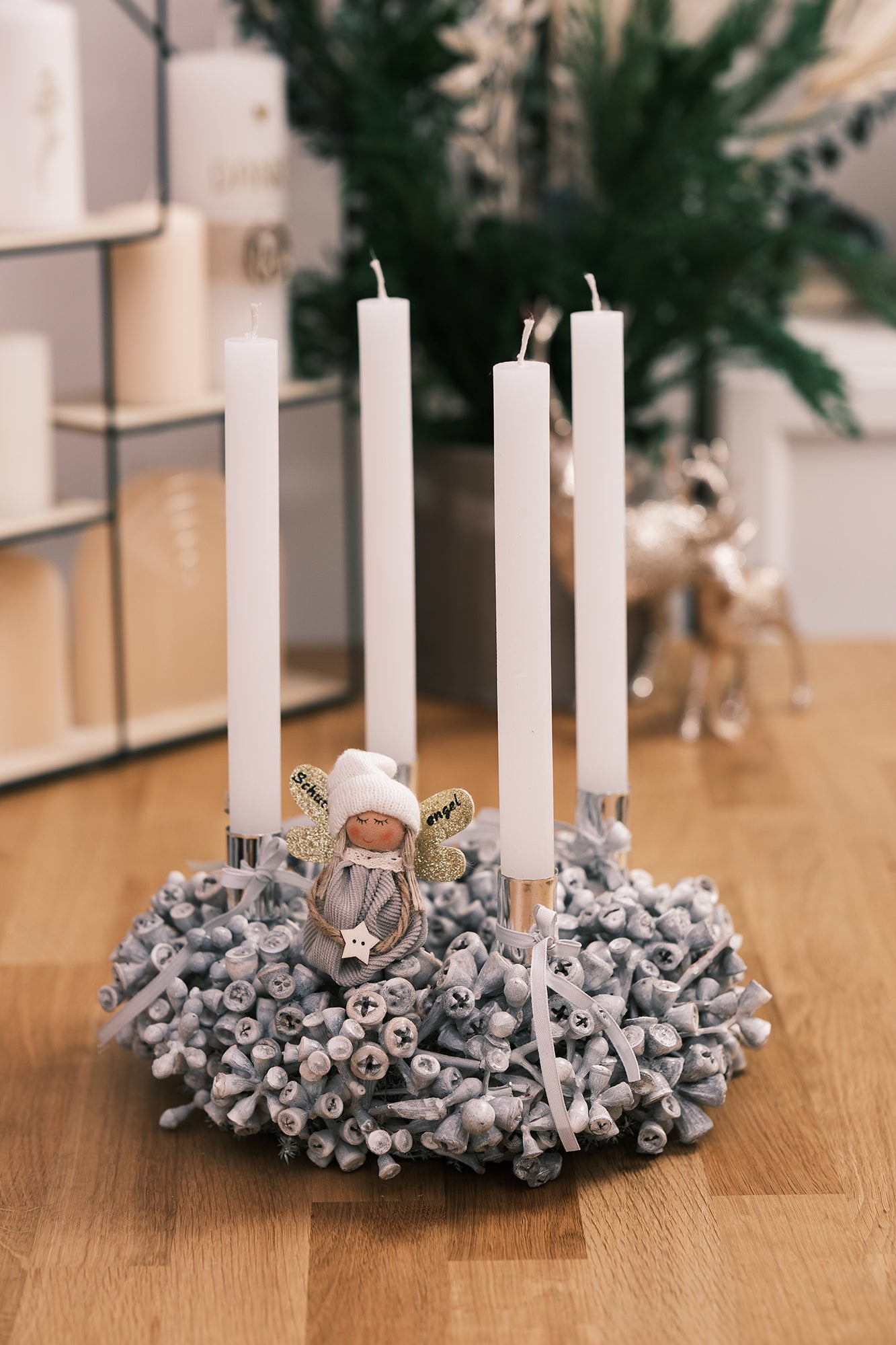 Adventkranz aus Eukalyptusfrüchten mit Stabkerzen, weiß