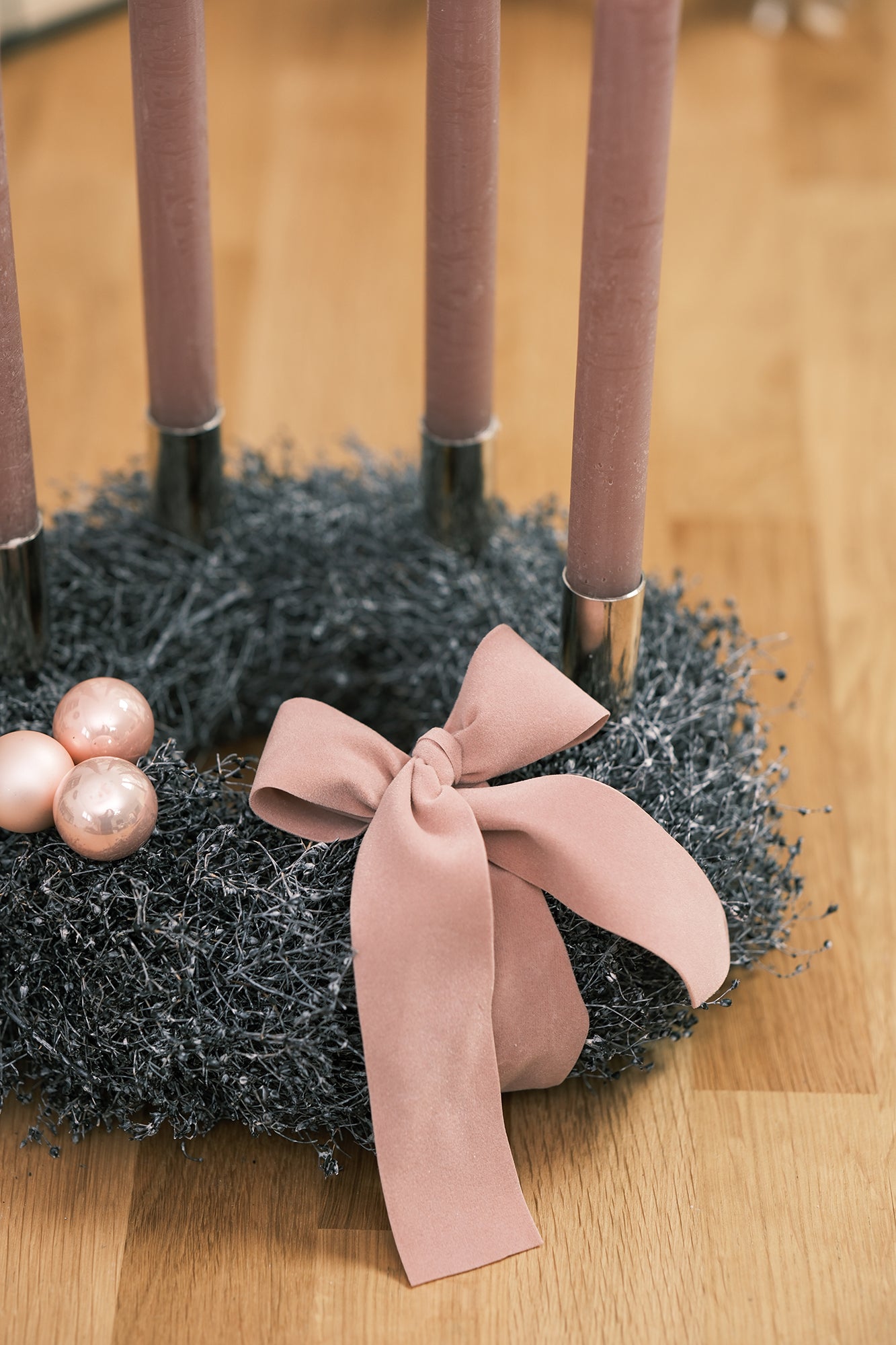 Adventkranz aus Schleierkraut mit Stabkerzen, anthrazit