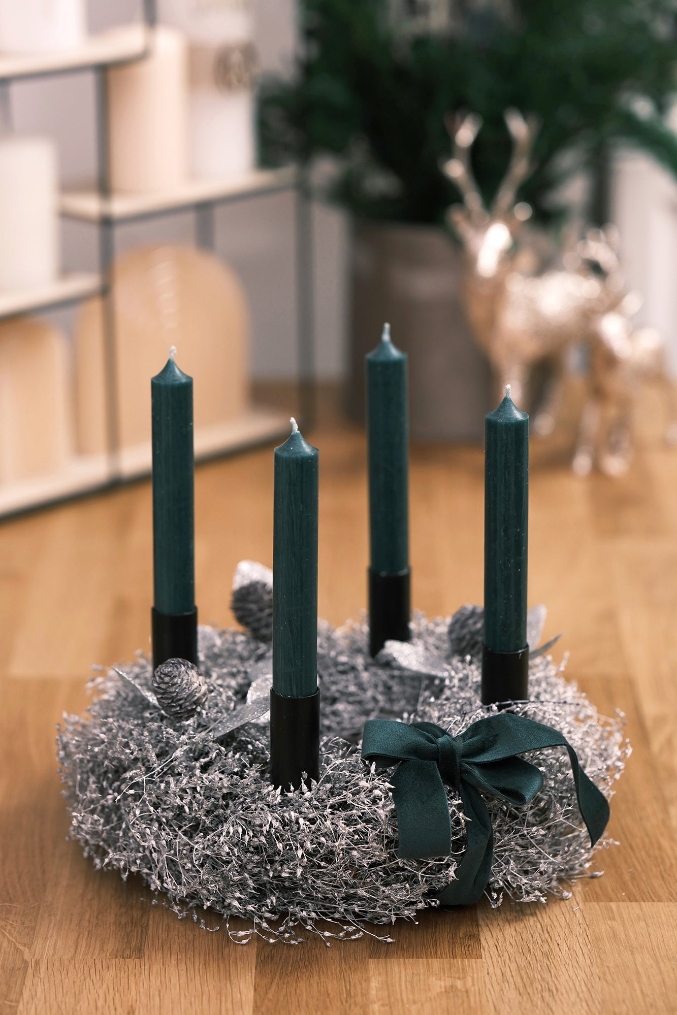 Adventkranz aus Schleierkraut mit Stabkerzen, weiß