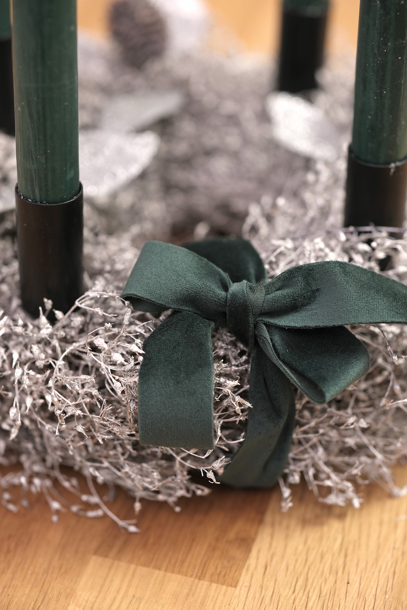 Adventkranz aus Schleierkraut mit Stabkerzen, weiß