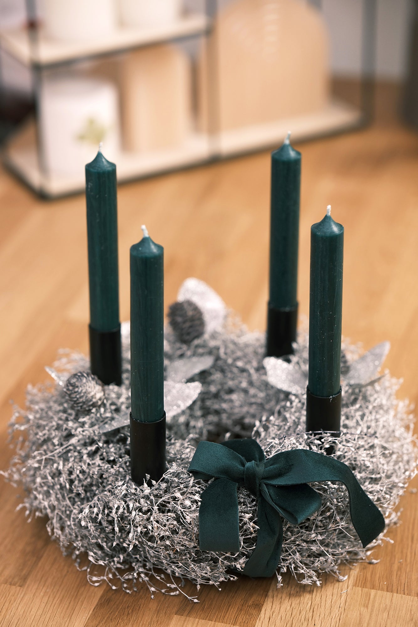 Adventkranz aus Schleierkraut mit Stabkerzen, weiß
