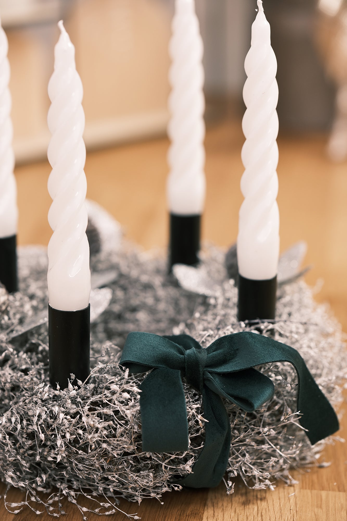 Adventkranz aus Schleierkraut mit Stabkerzen, weiß