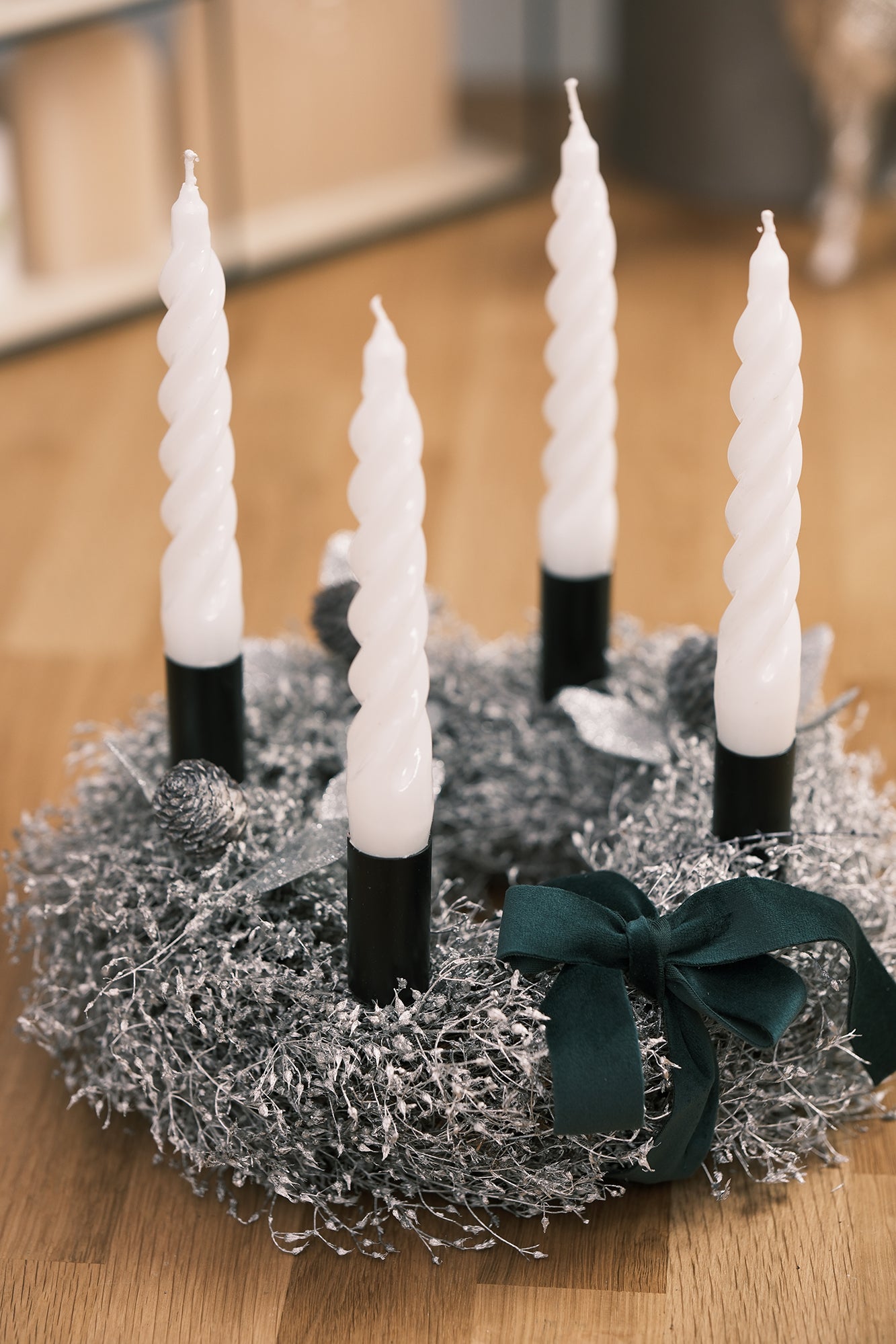 Adventkranz aus Schleierkraut mit Stabkerzen, weiß