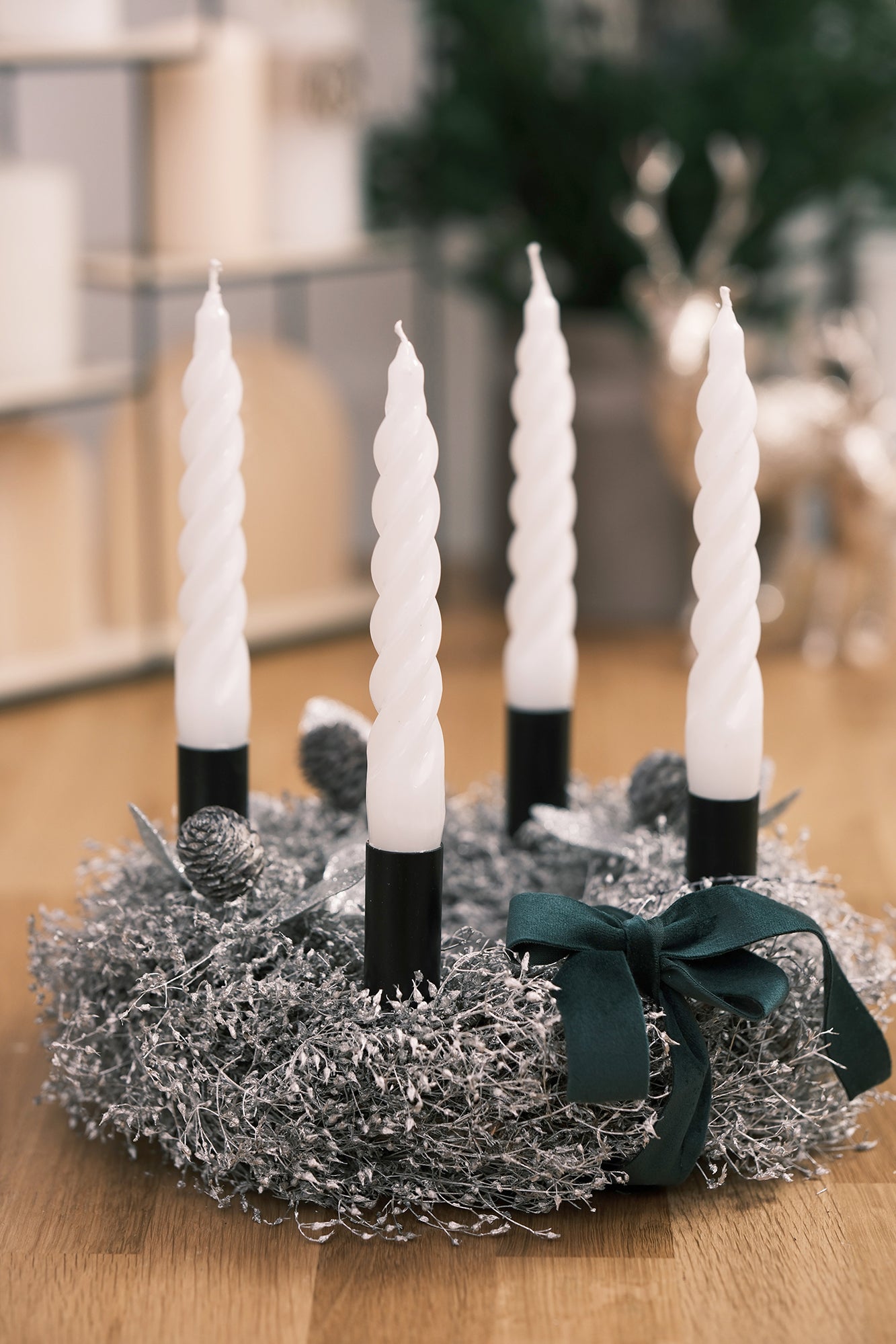 Adventkranz aus Schleierkraut mit Stabkerzen, weiß