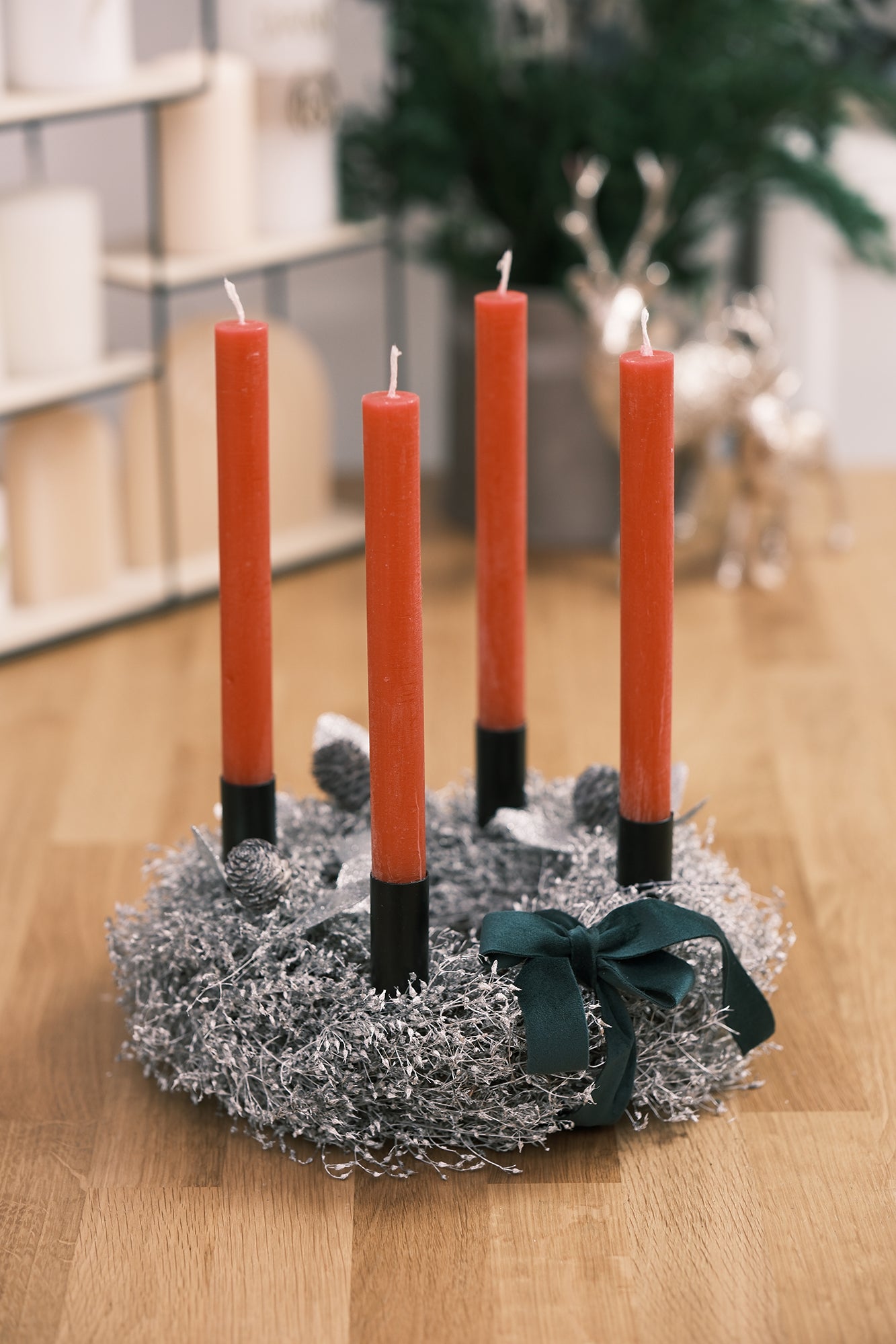 Adventkranz aus Schleierkraut mit Stabkerzen, weiß