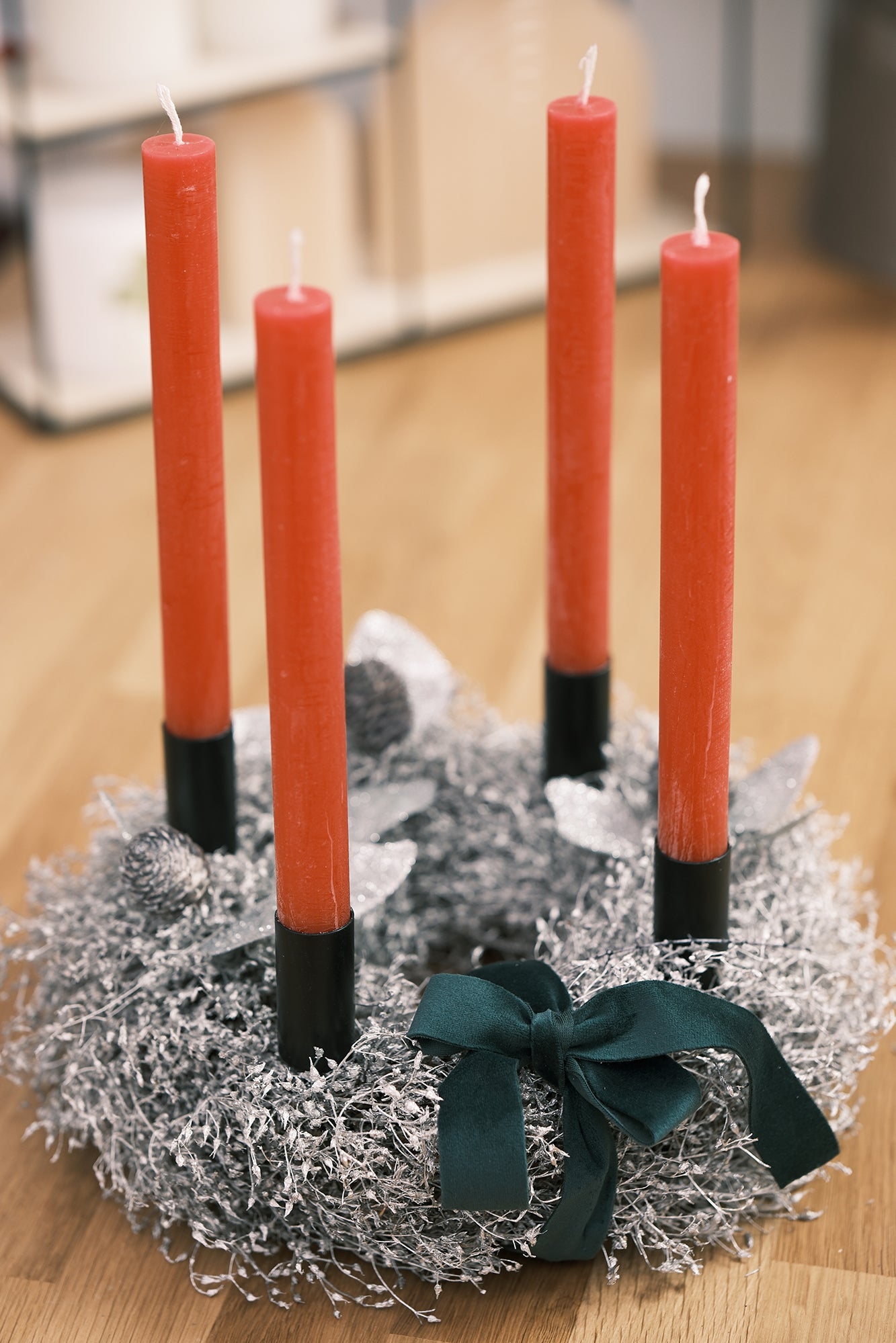 Adventkranz aus Schleierkraut mit Stabkerzen, weiß