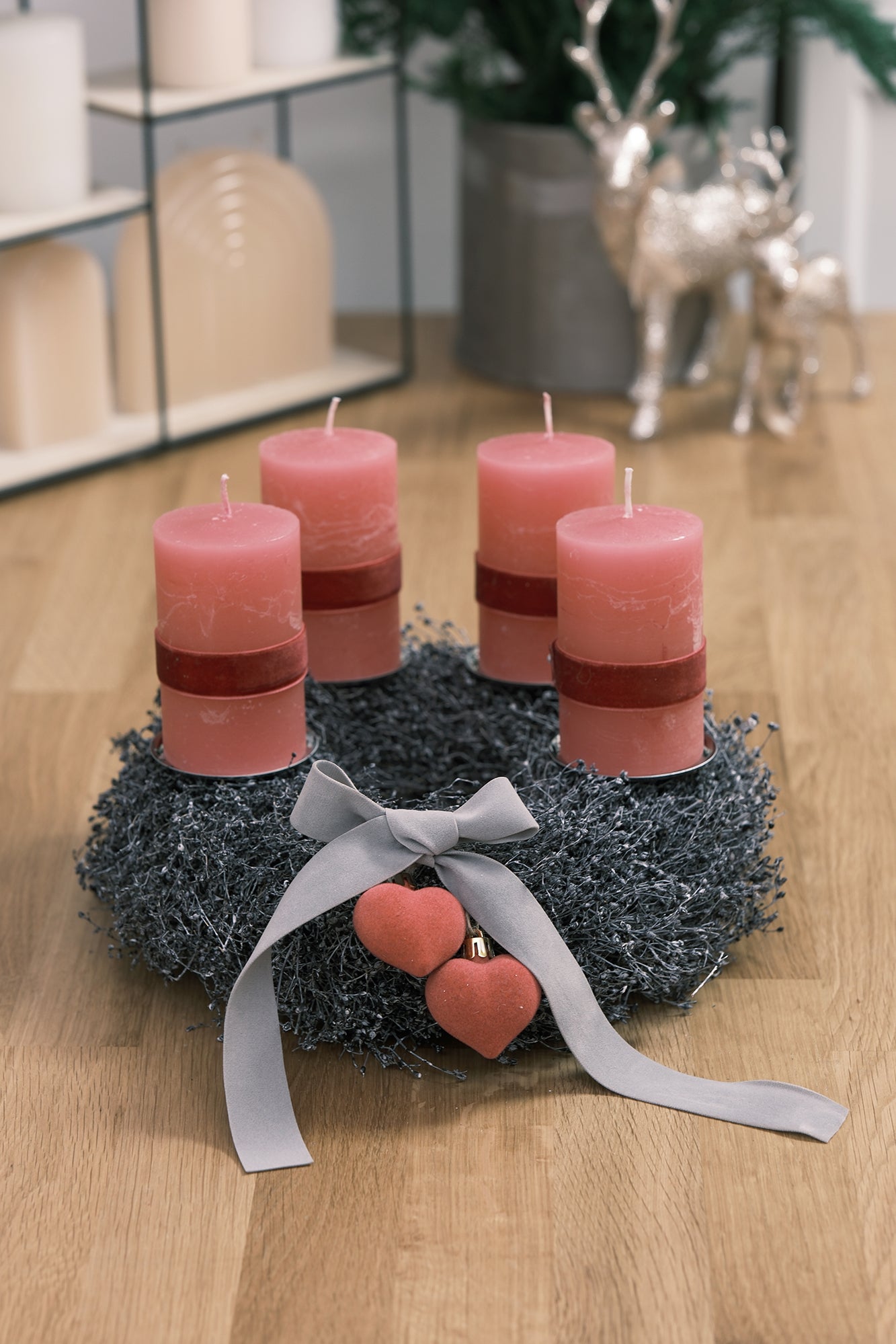 Adventkranz aus Schleierkraut mit Stumpenkerzen, anthrazit