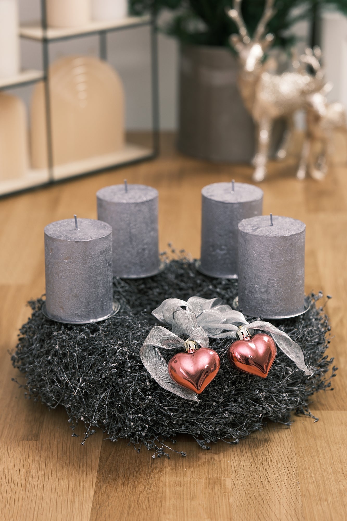 Adventkranz aus Schleierkraut mit Stumpenkerzen, anthrazit