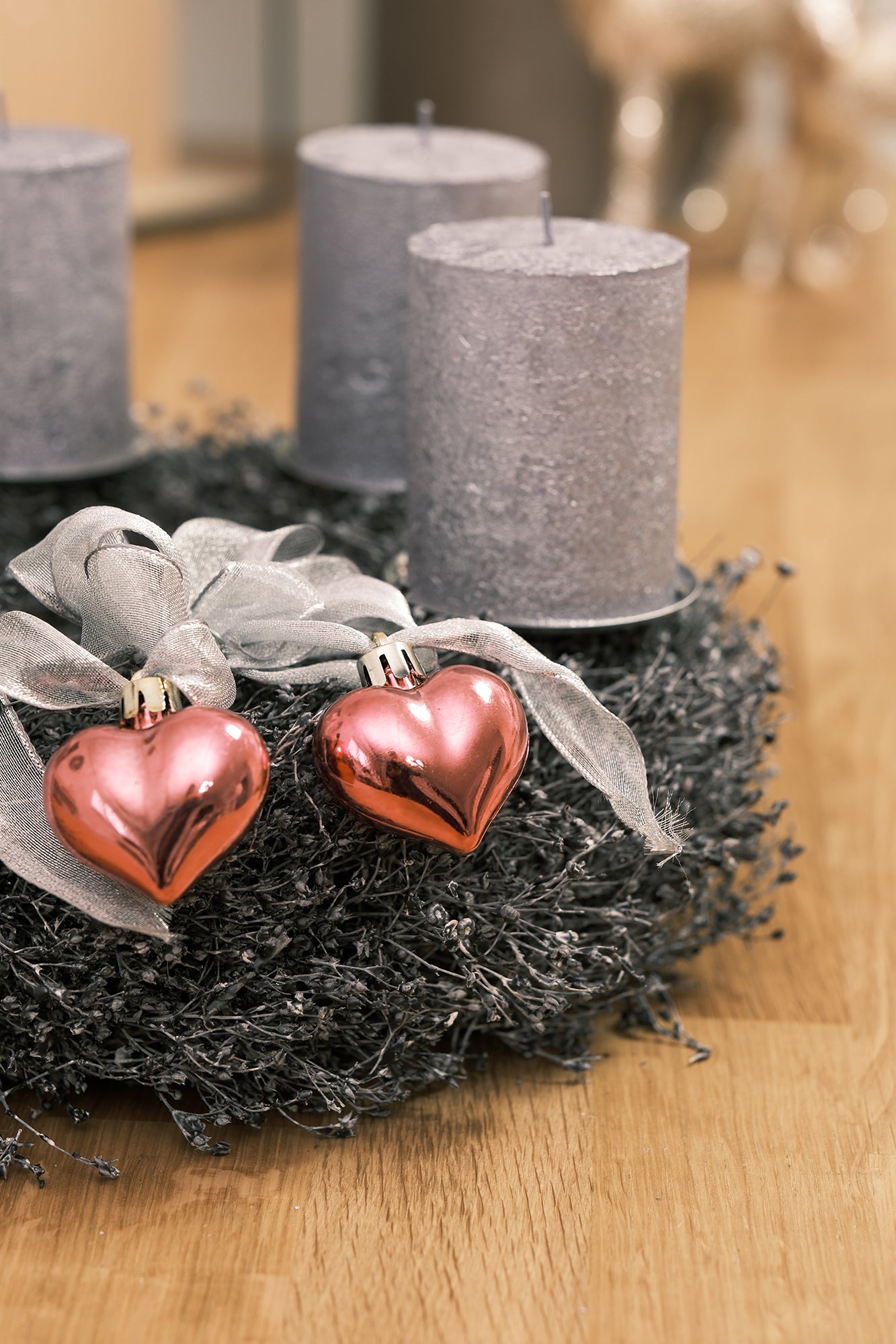 Adventkranz aus Schleierkraut mit Stumpenkerzen, anthrazit
