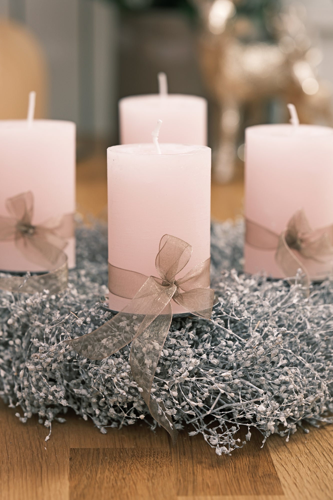 Adventkranz aus Schleierkraut mit Stumpenkerzen, weiß