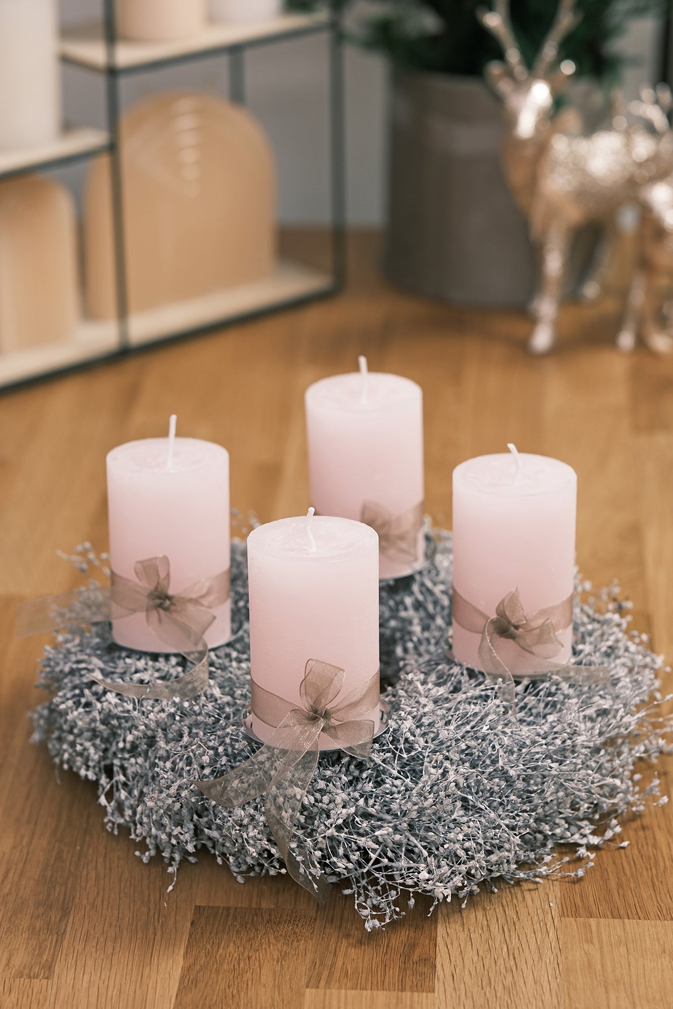 Adventkranz aus Schleierkraut mit Stumpenkerzen, weiß