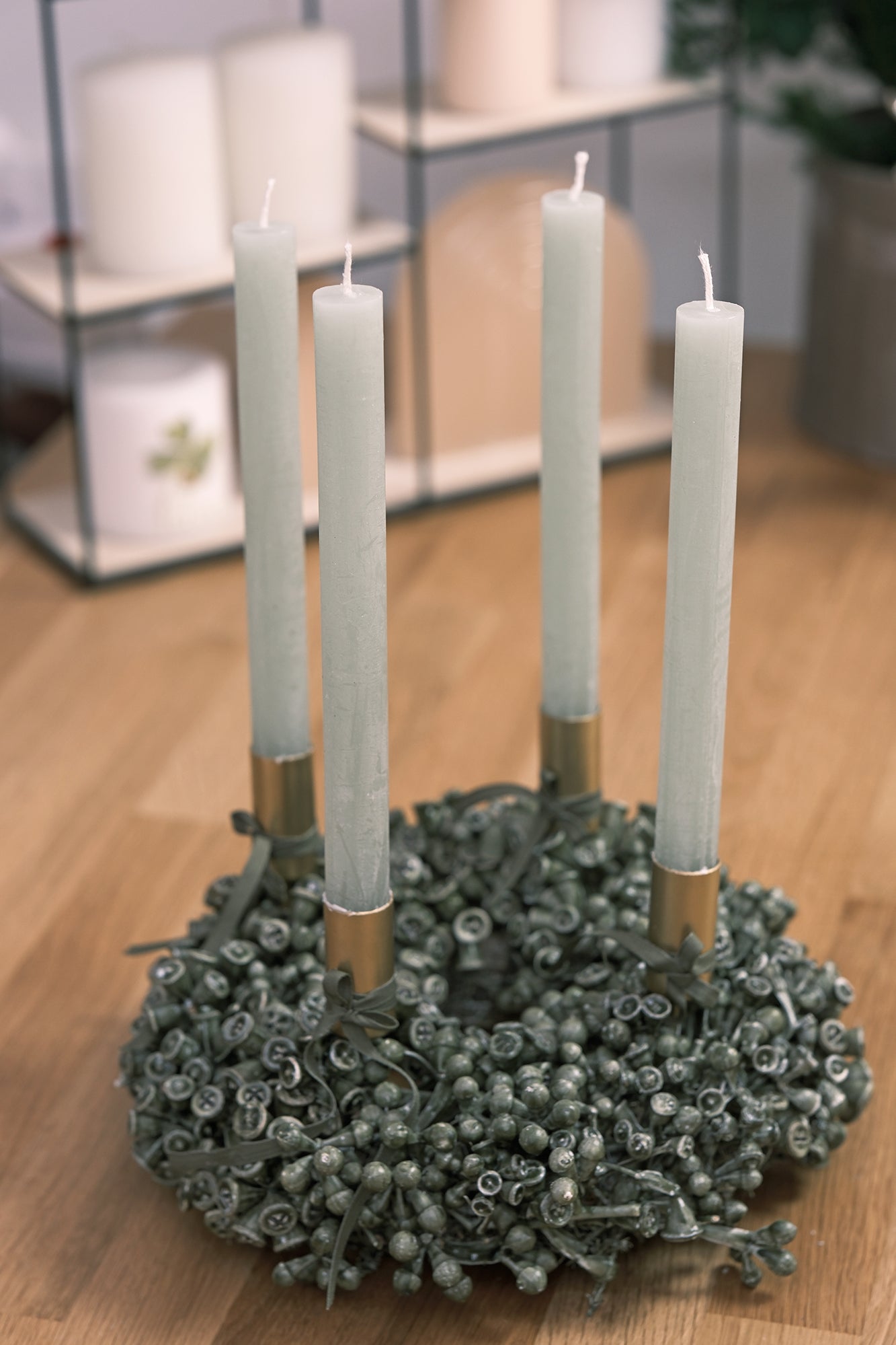 Adventkranz aus Eukalyptusfrüchten mit Stabkerzen, olivgrün