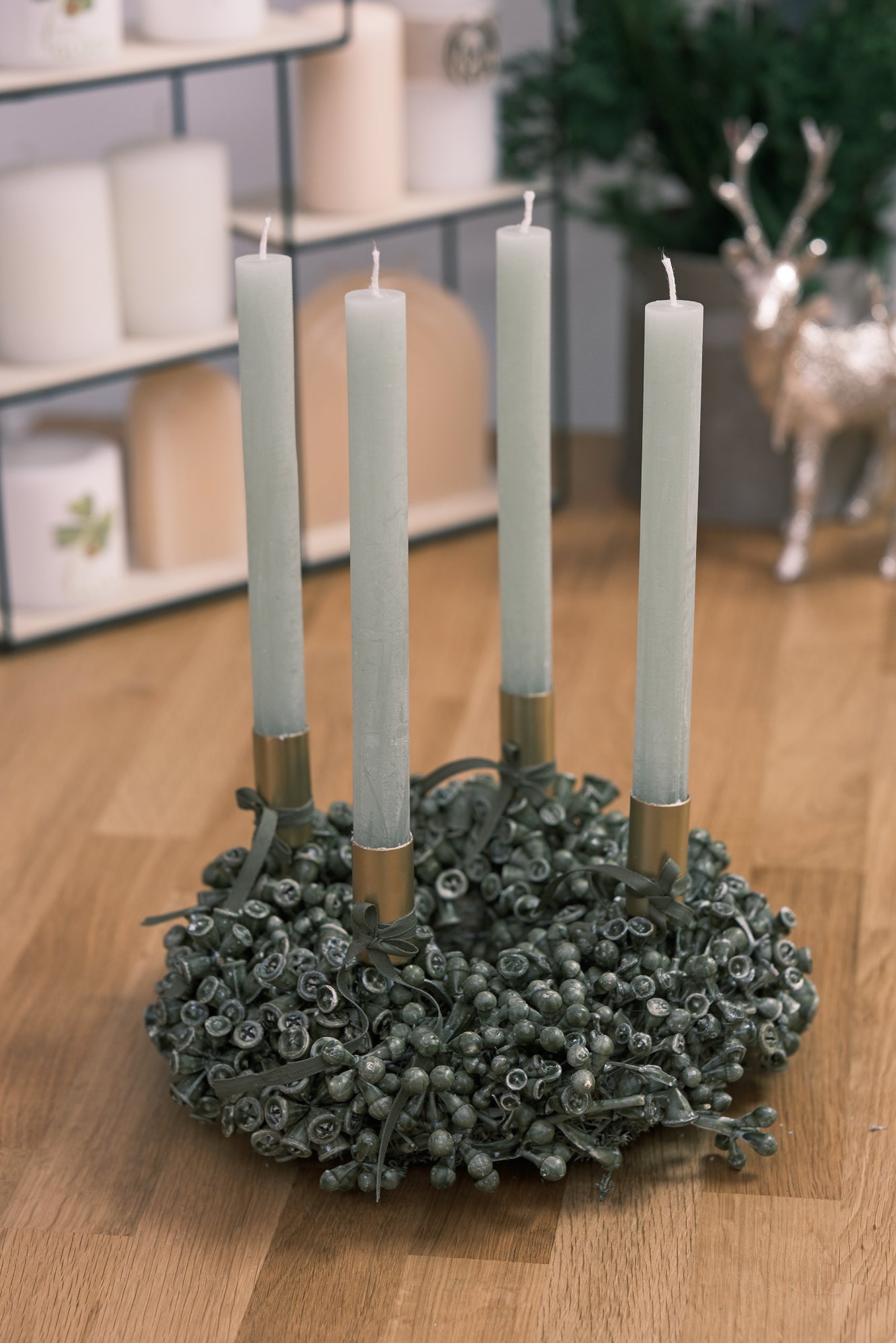 Adventkranz aus Eukalyptusfrüchten mit Stabkerzen, olivgrün