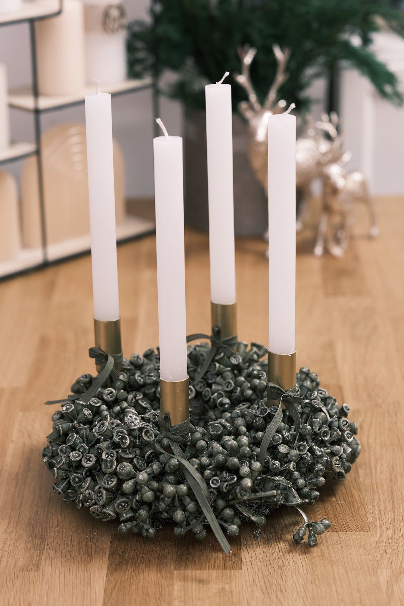 Adventkranz aus Eukalyptusfrüchten mit Stabkerzen, olivgrün