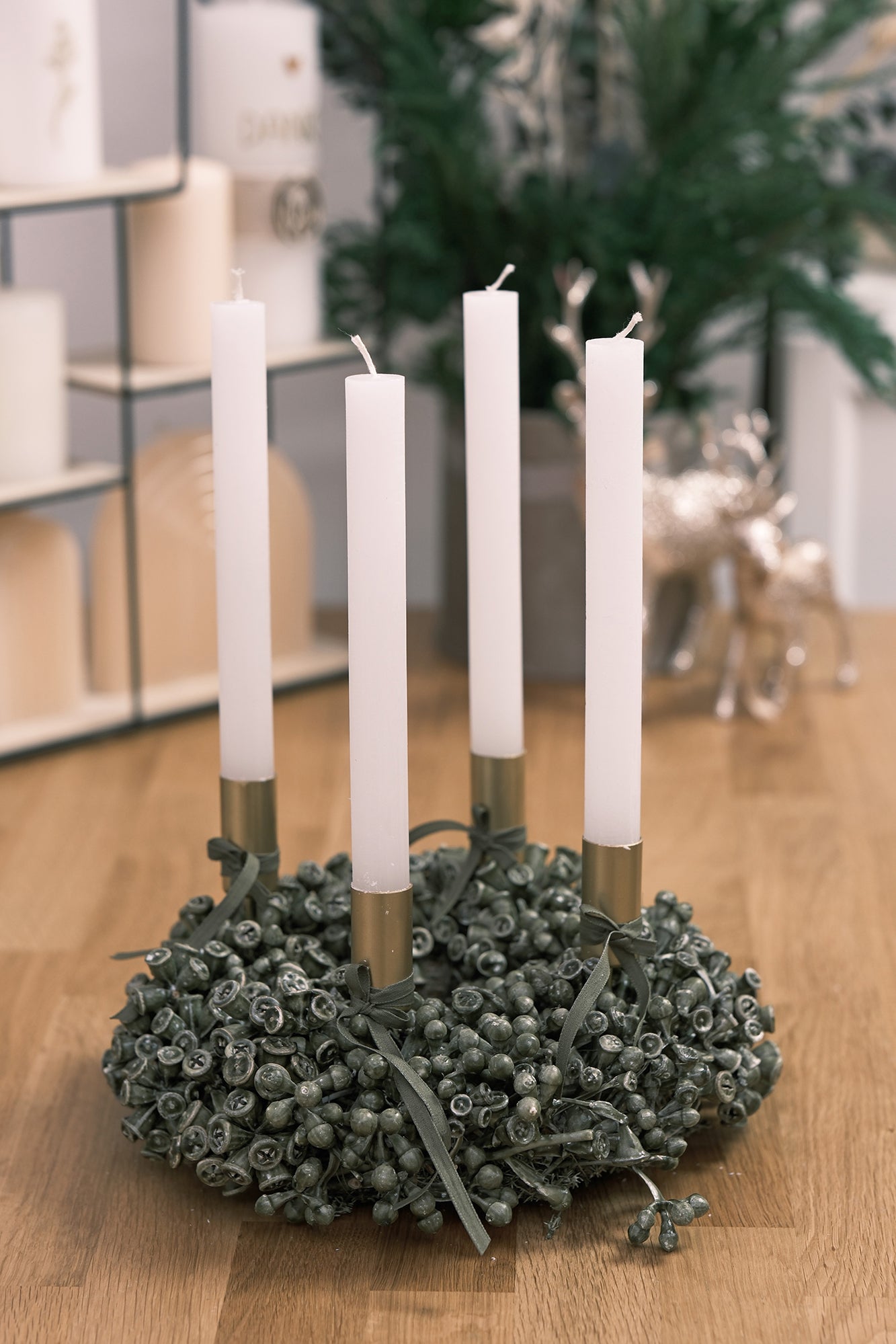 Adventkranz aus Eukalyptusfrüchten mit Stabkerzen, olivgrün