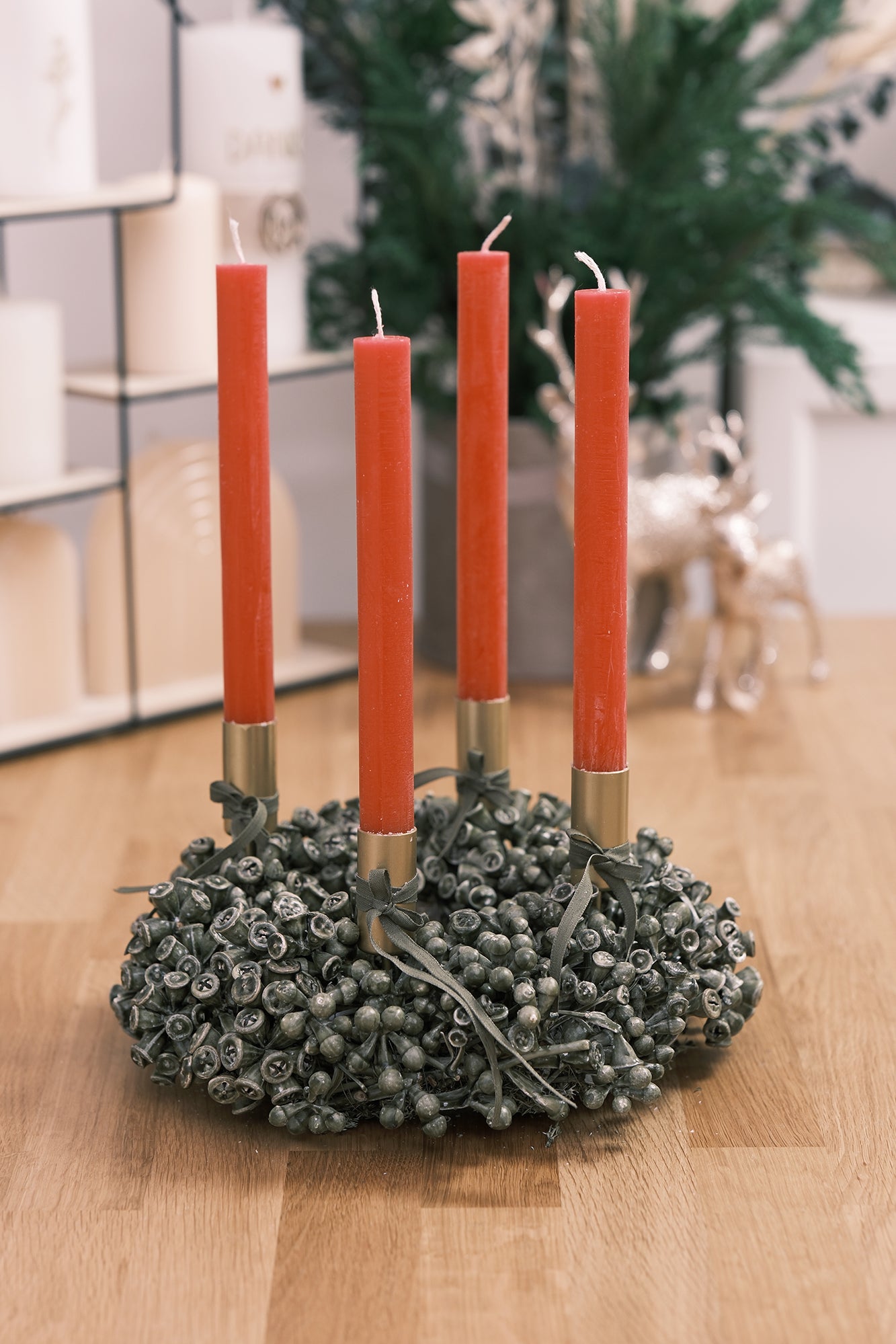 Adventkranz aus Eukalyptusfrüchten mit Stabkerzen, olivgrün