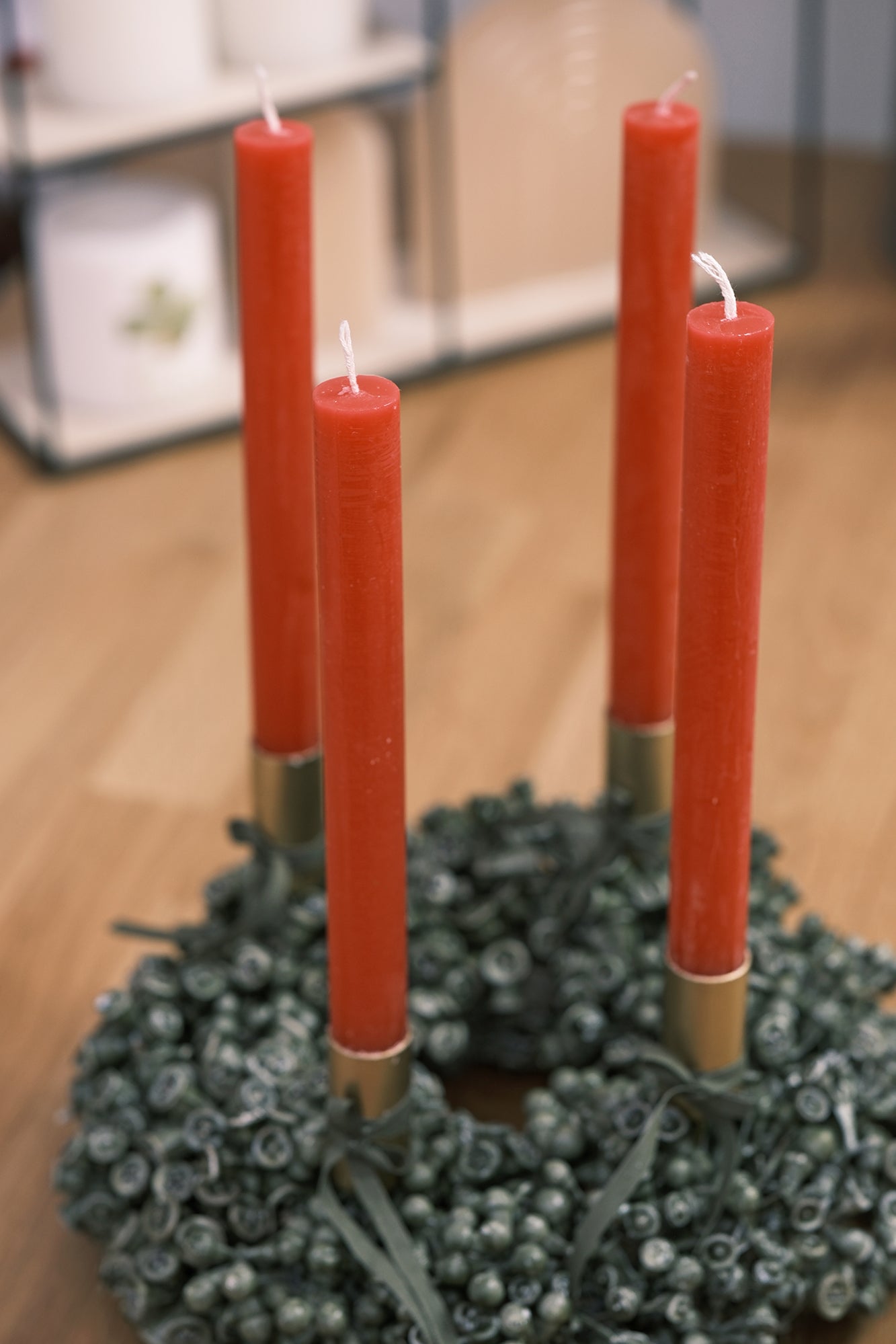 Adventkranz aus Eukalyptusfrüchten mit Stabkerzen, olivgrün