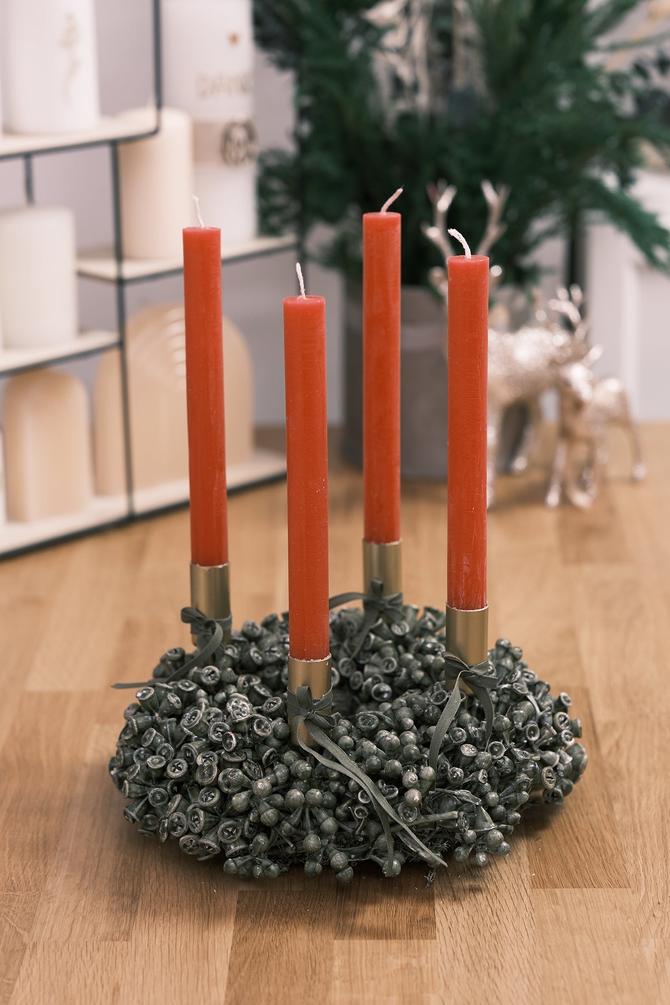 Adventkranz aus Eukalyptusfrüchten mit Stabkerzen, olivgrün