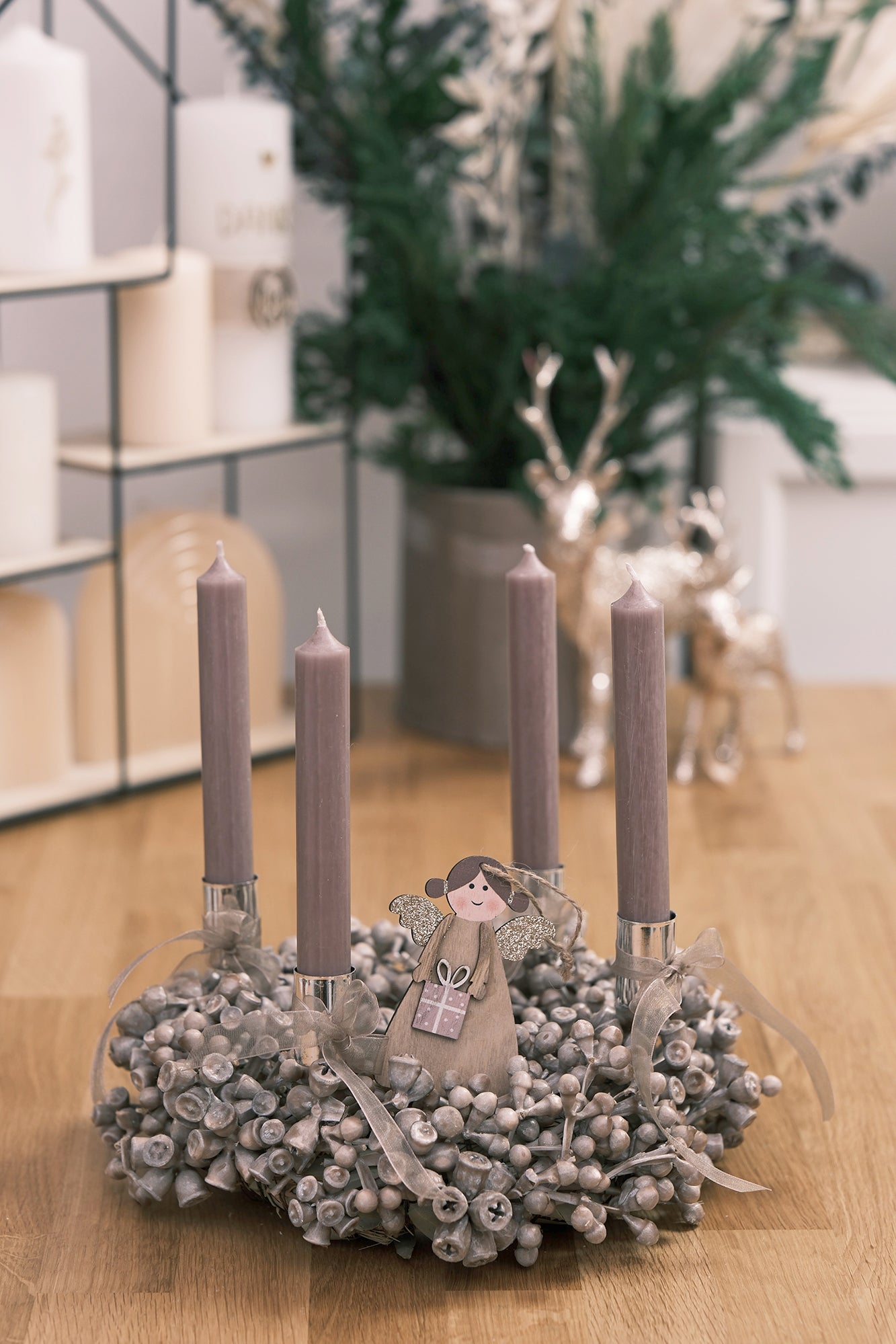 Adventkranz aus Eukalyptusfrüchten mit Stabkerzen, karamell