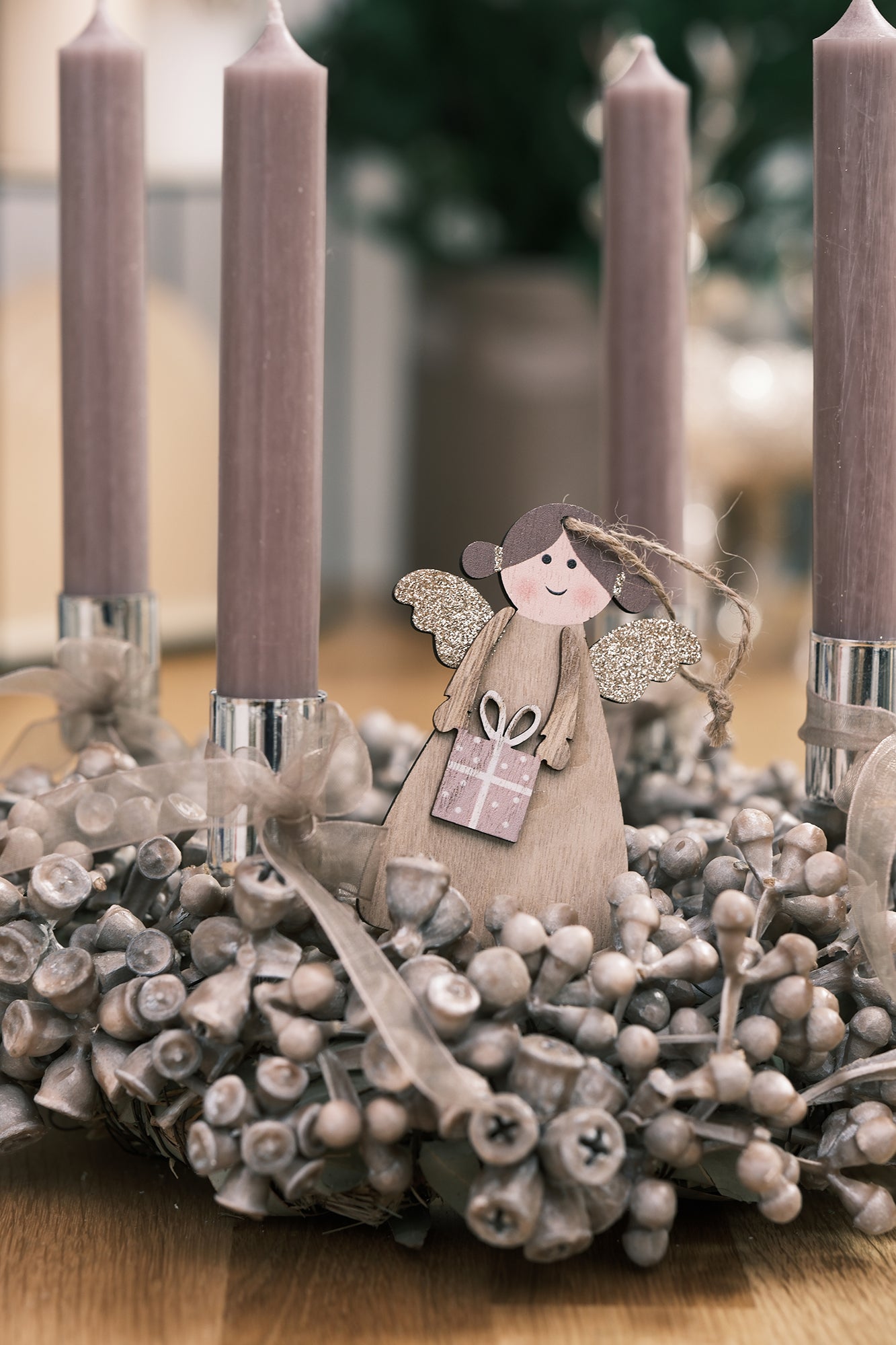 Adventkranz aus Eukalyptusfrüchten mit Stabkerzen, karamell
