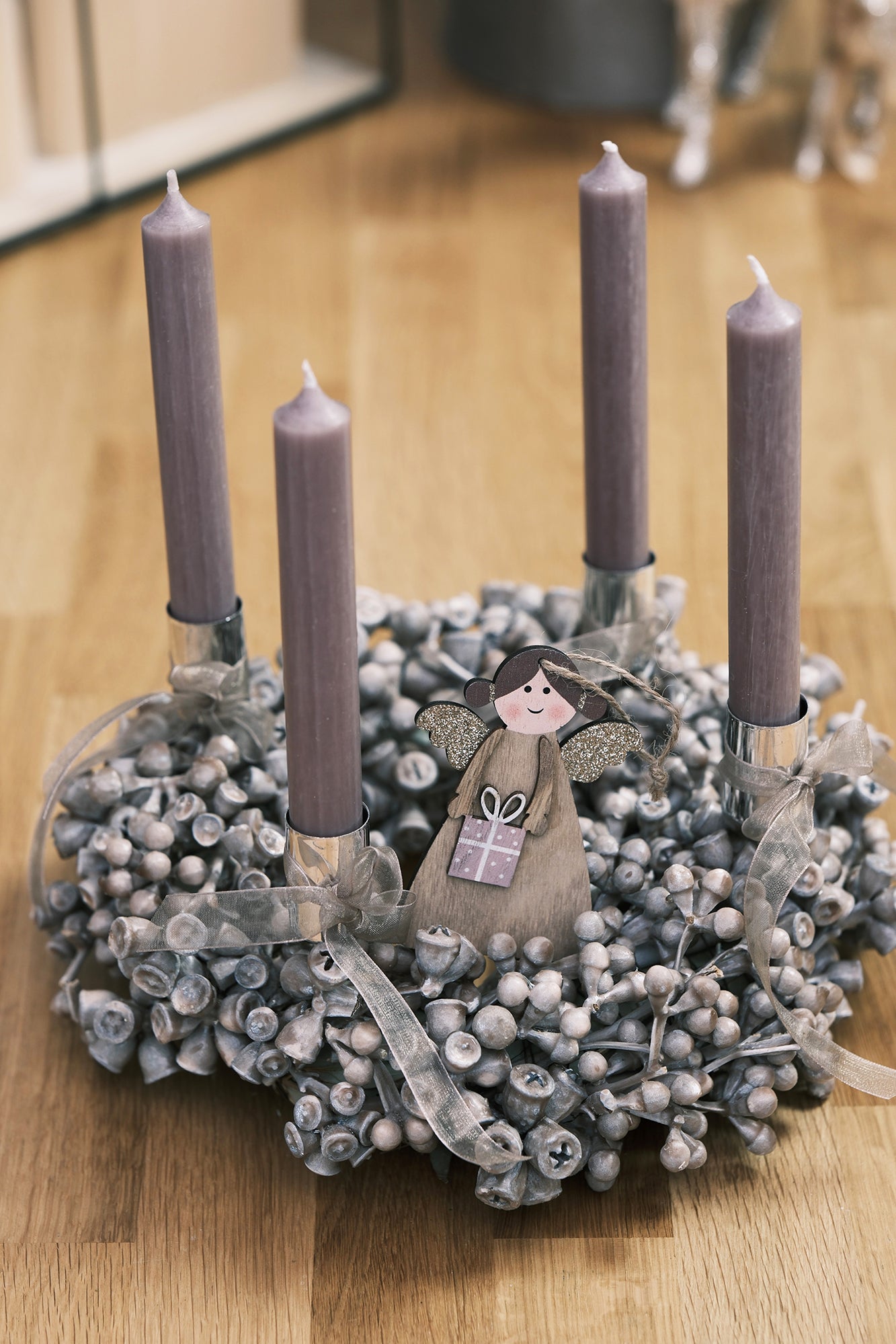 Adventkranz aus Eukalyptusfrüchten mit Stabkerzen, karamell