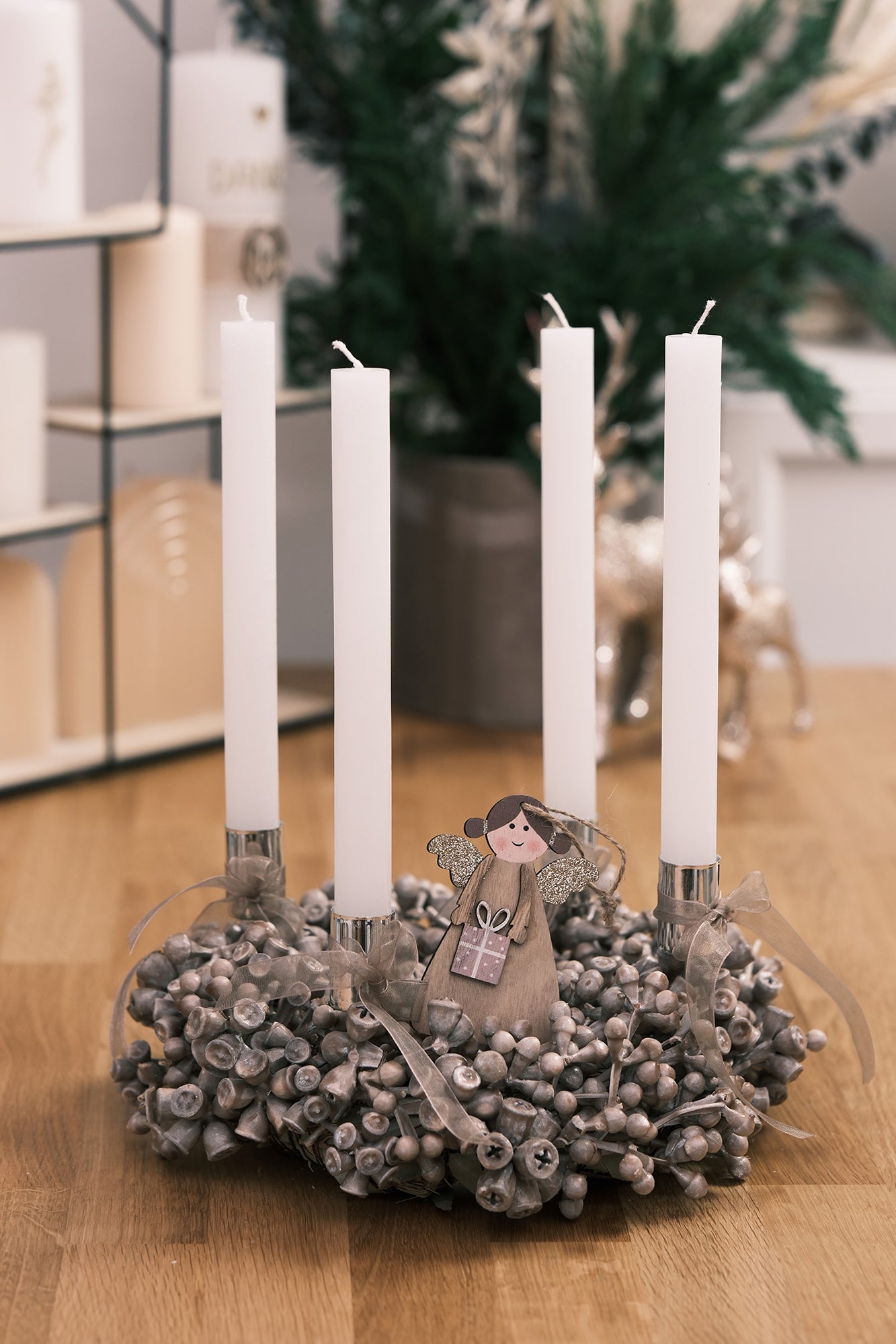 Adventkranz aus Eukalyptusfrüchten mit Stabkerzen, karamell