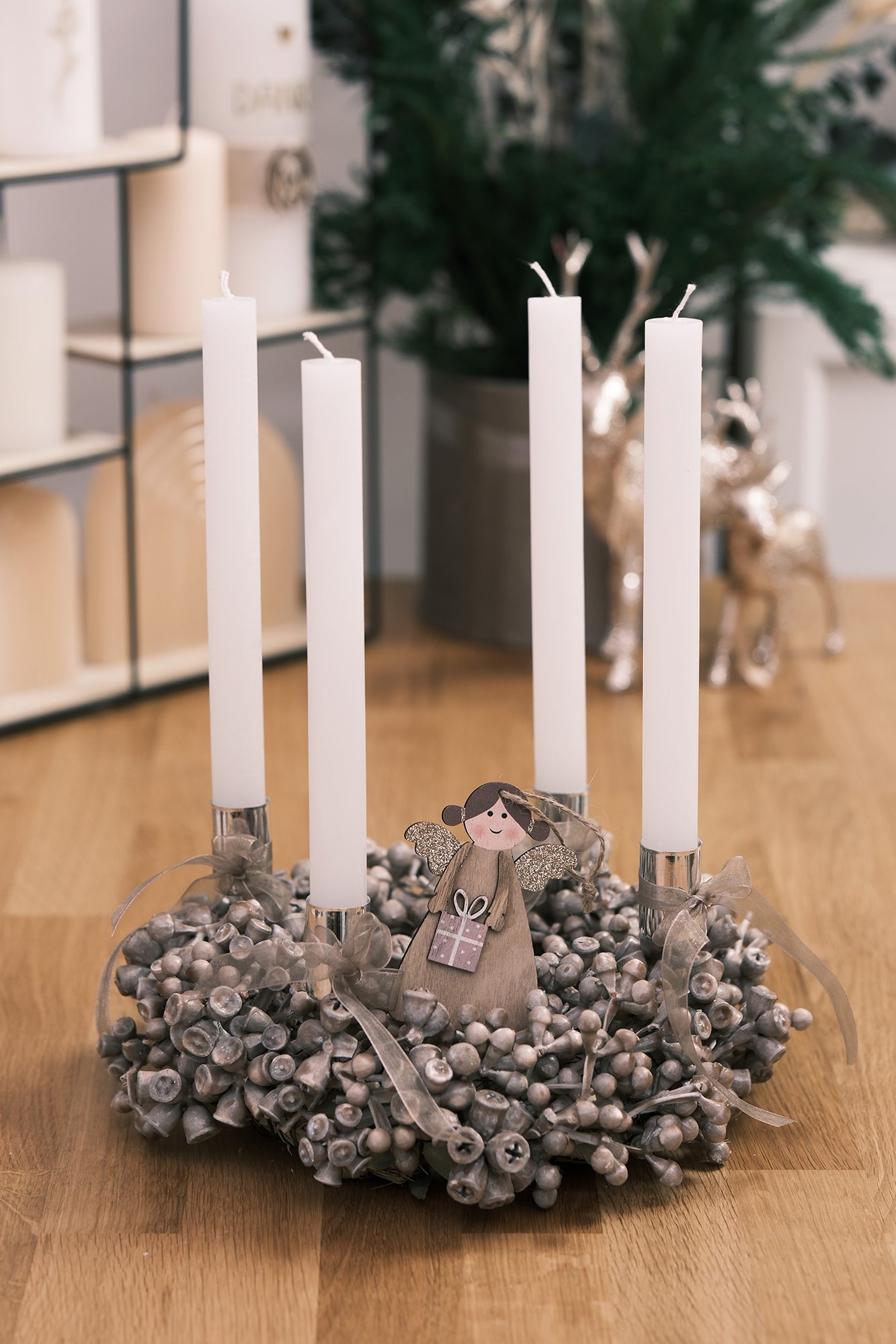 Adventkranz aus Eukalyptusfrüchten mit Stabkerzen, karamell