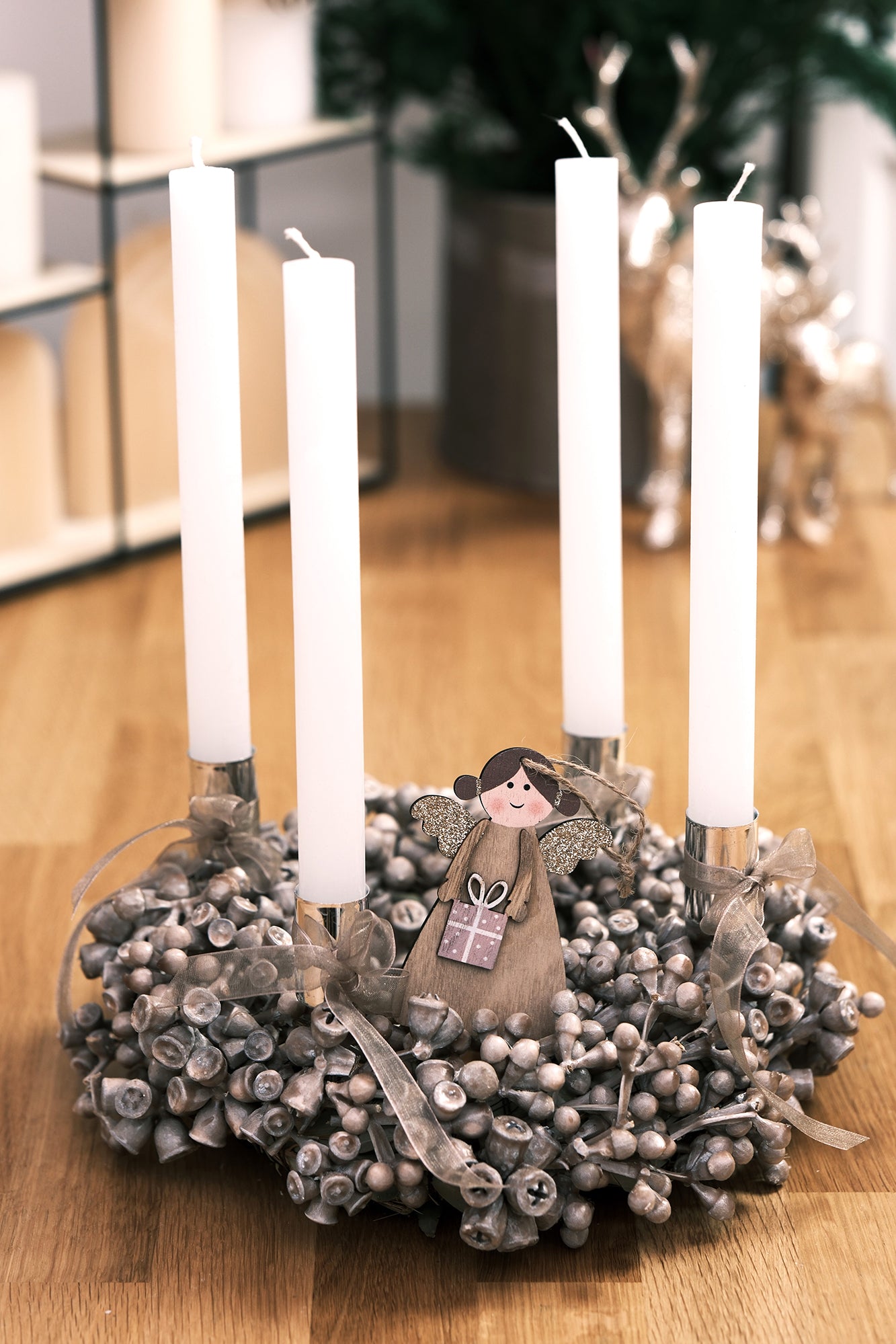 Adventkranz aus Eukalyptusfrüchten mit Stabkerzen, karamell