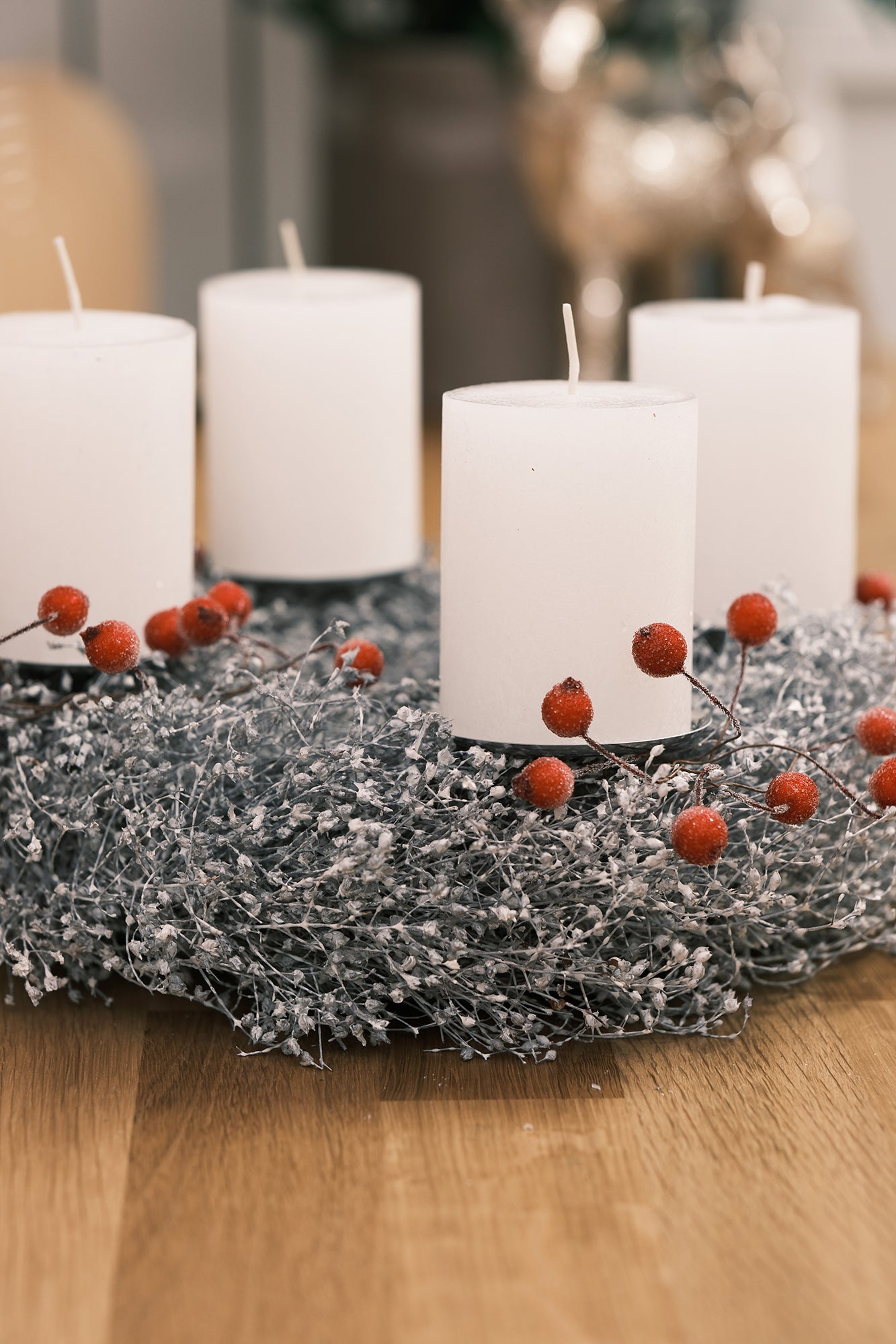 Adventkranz aus Schleierkraut mit Stumpenkerzen, weiß