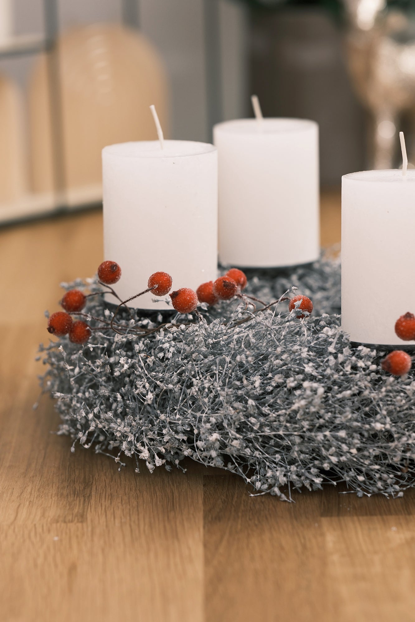 Adventkranz aus Schleierkraut mit Stumpenkerzen, weiß