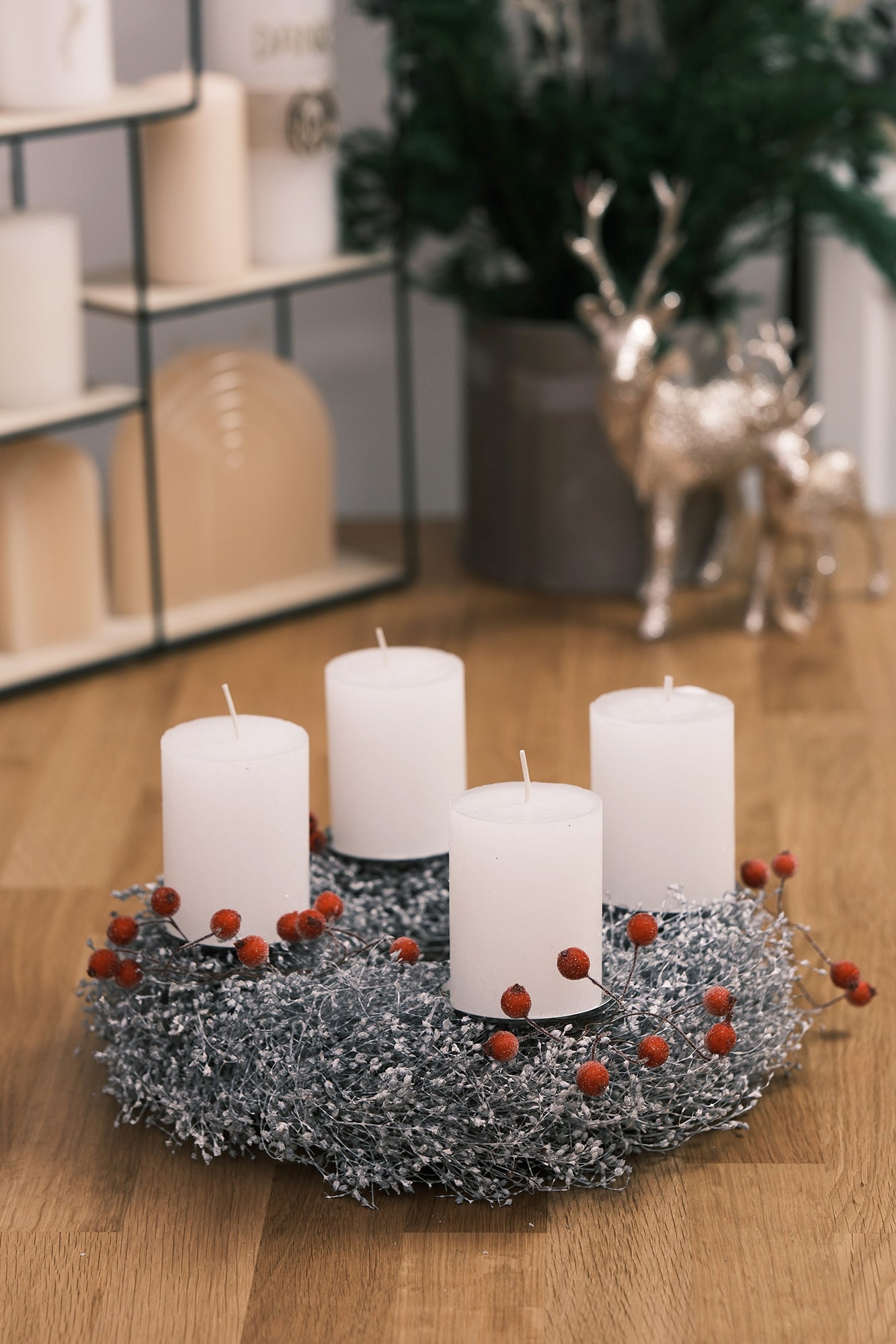Adventkranz aus Schleierkraut mit Stumpenkerzen, weiß