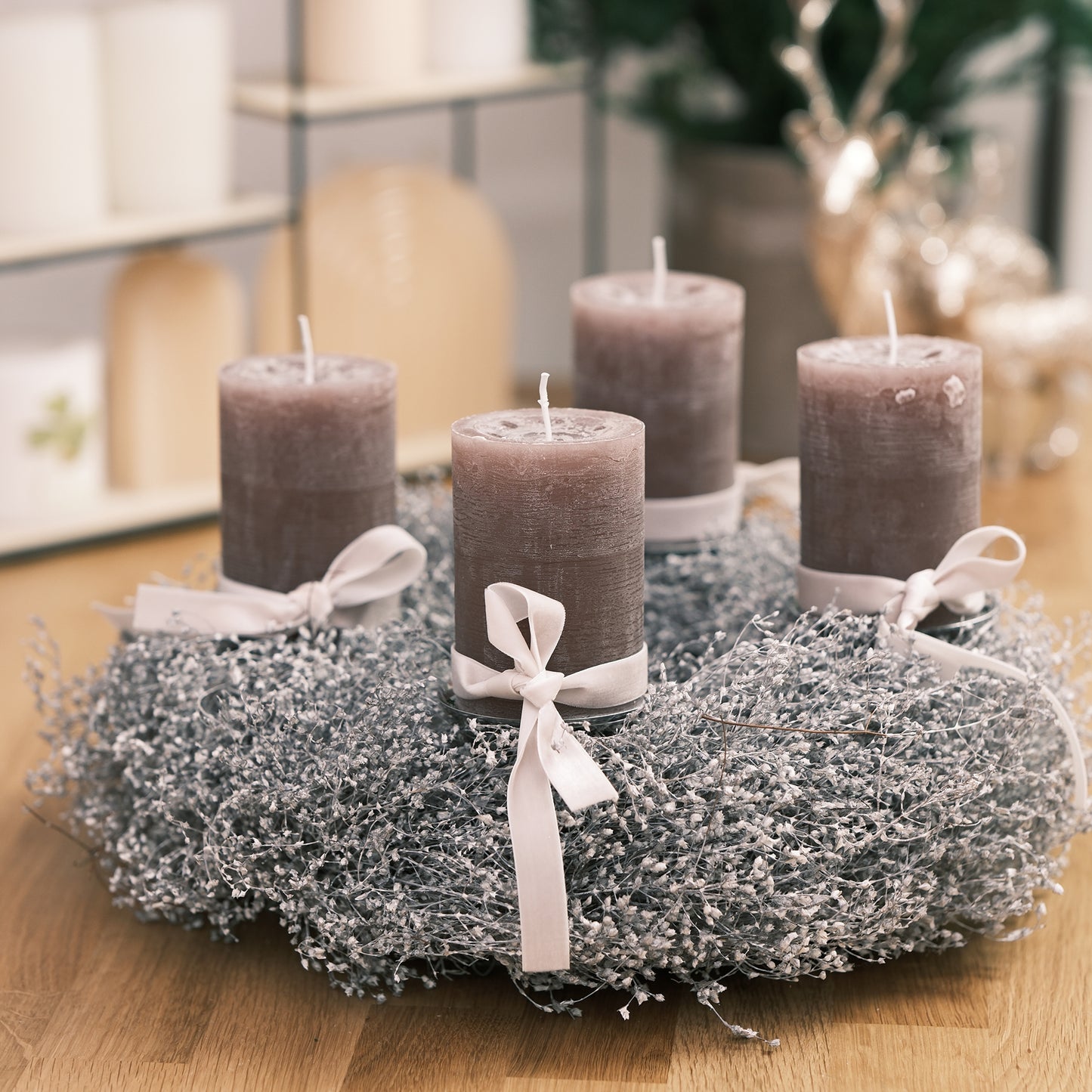 Adventkranz aus Schleierkraut mit Stumpenkerzen, weiß