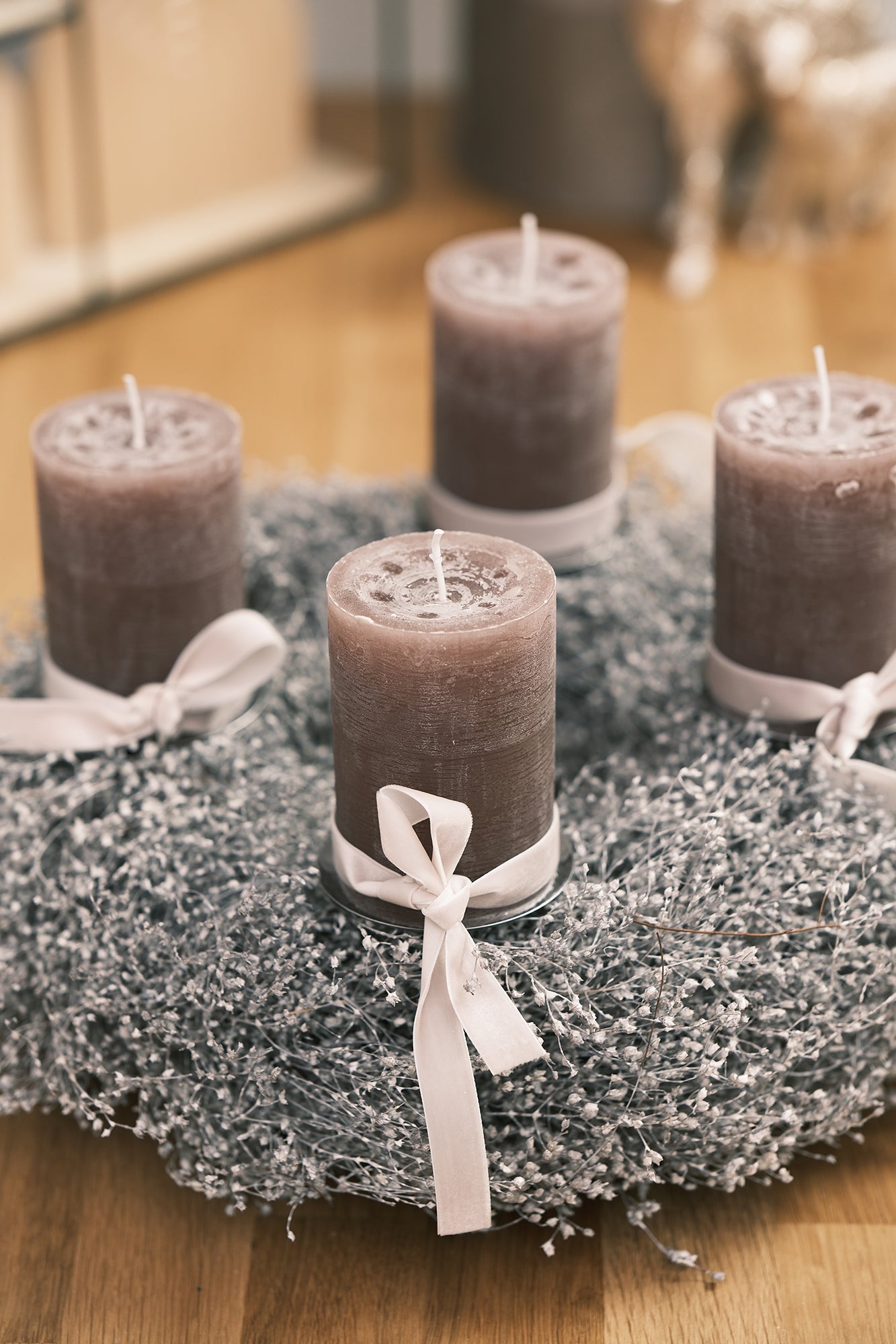 Adventkranz aus Schleierkraut mit Stumpenkerzen, weiß