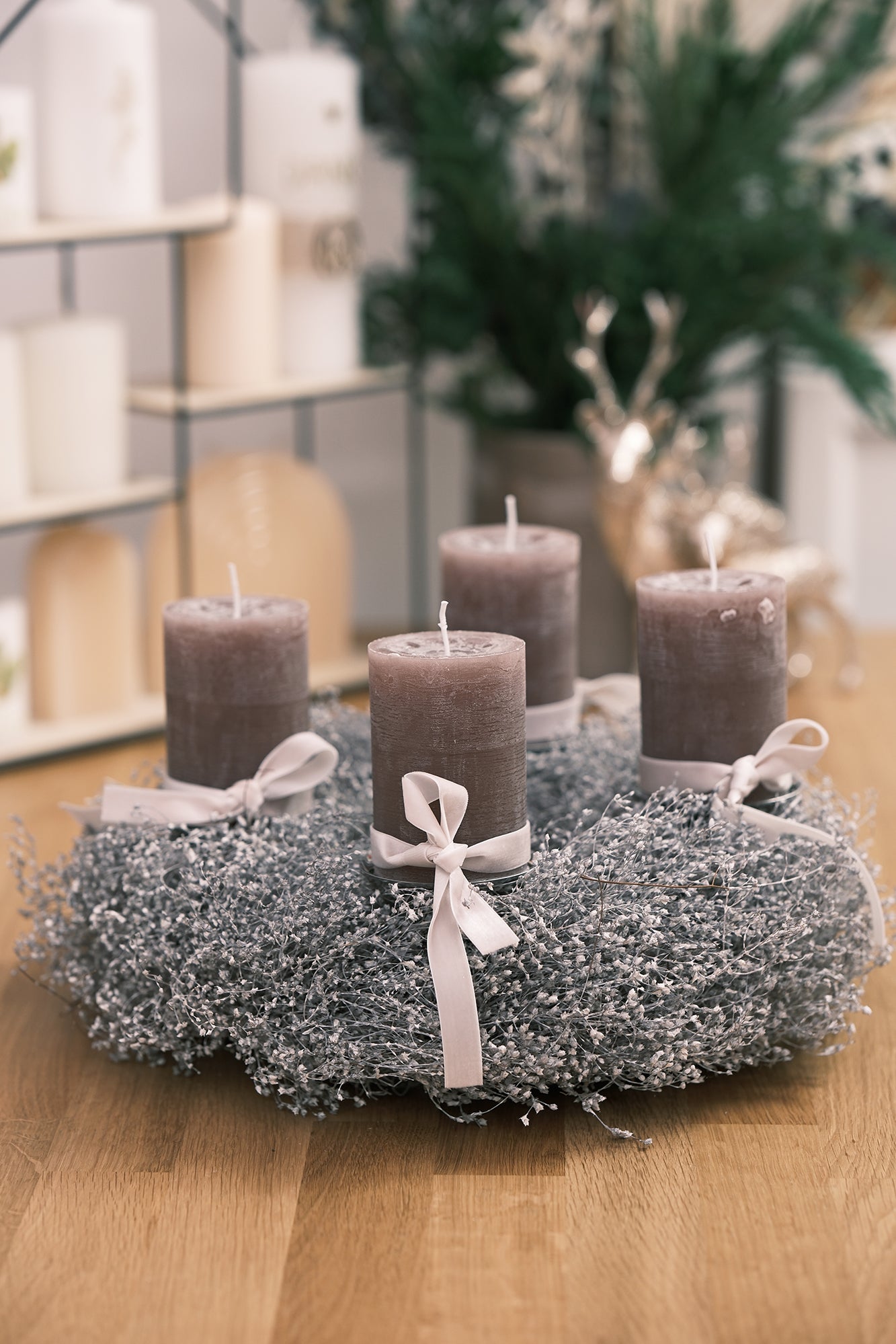 Adventkranz aus Schleierkraut mit Stumpenkerzen, weiß