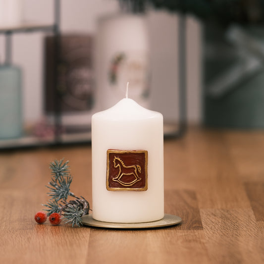 Kerze mit Weihnachtssymbolen