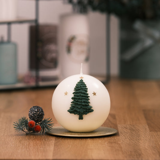 Weihnachtskerze mit Tannenbaum und Sternen