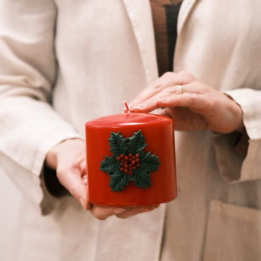 Weihnachtskerze mit Winterbeeren