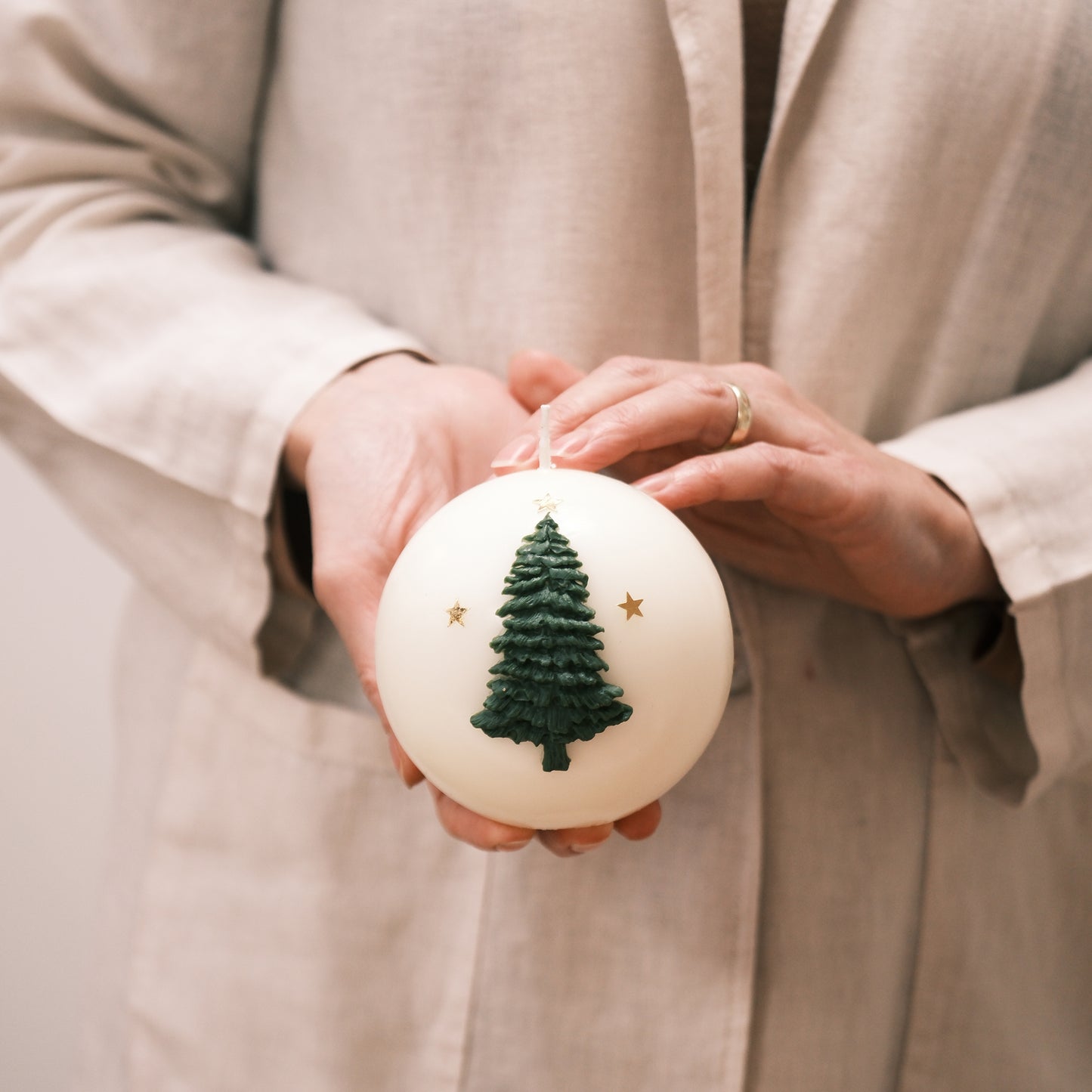 Weihnachtskerze mit Tannenbaum und Sternen