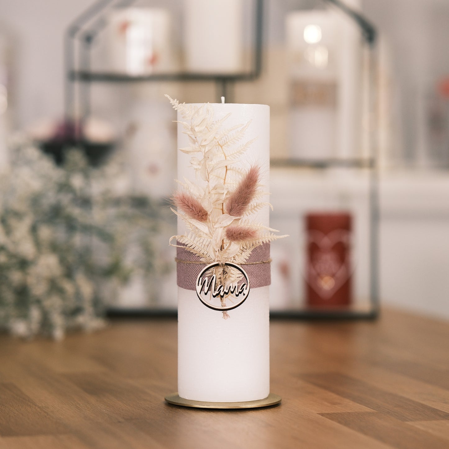 Mama mit Holzanhänger und Trockenblumen