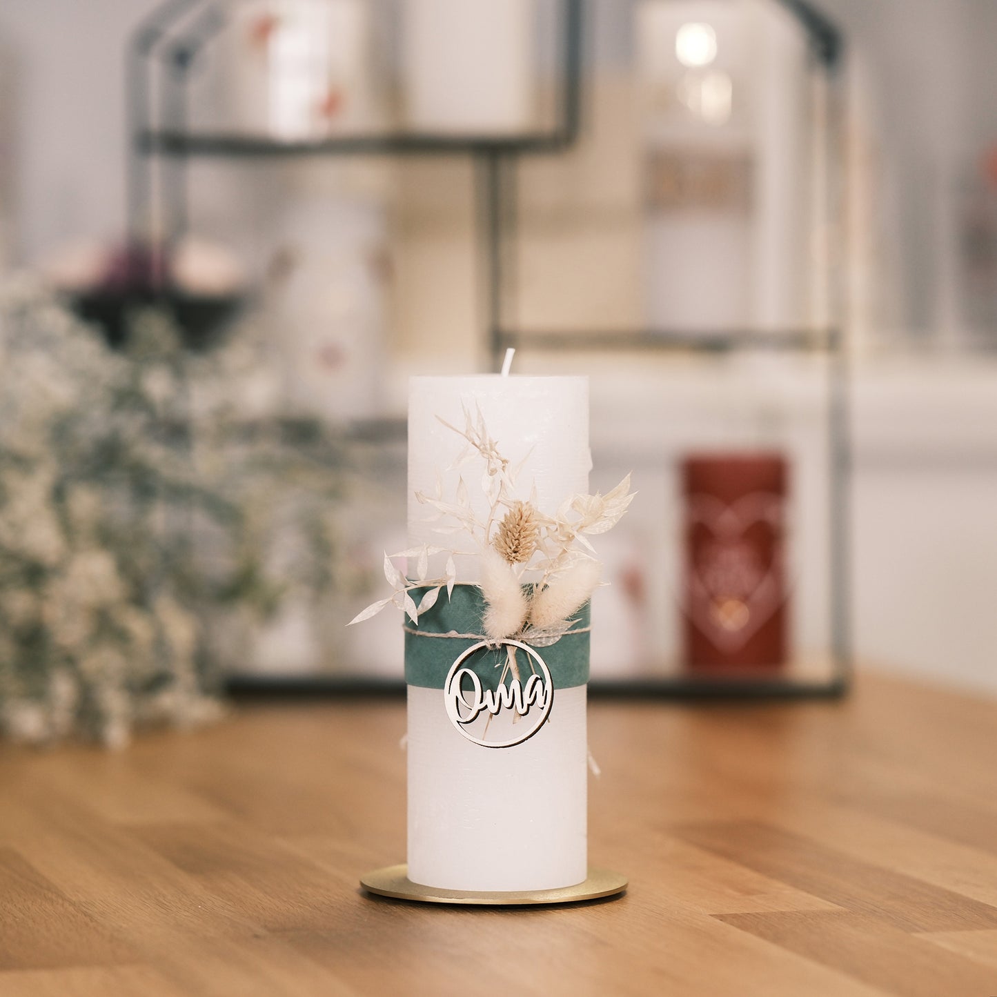 Oma mit Holzanhänger und Trockenblumen