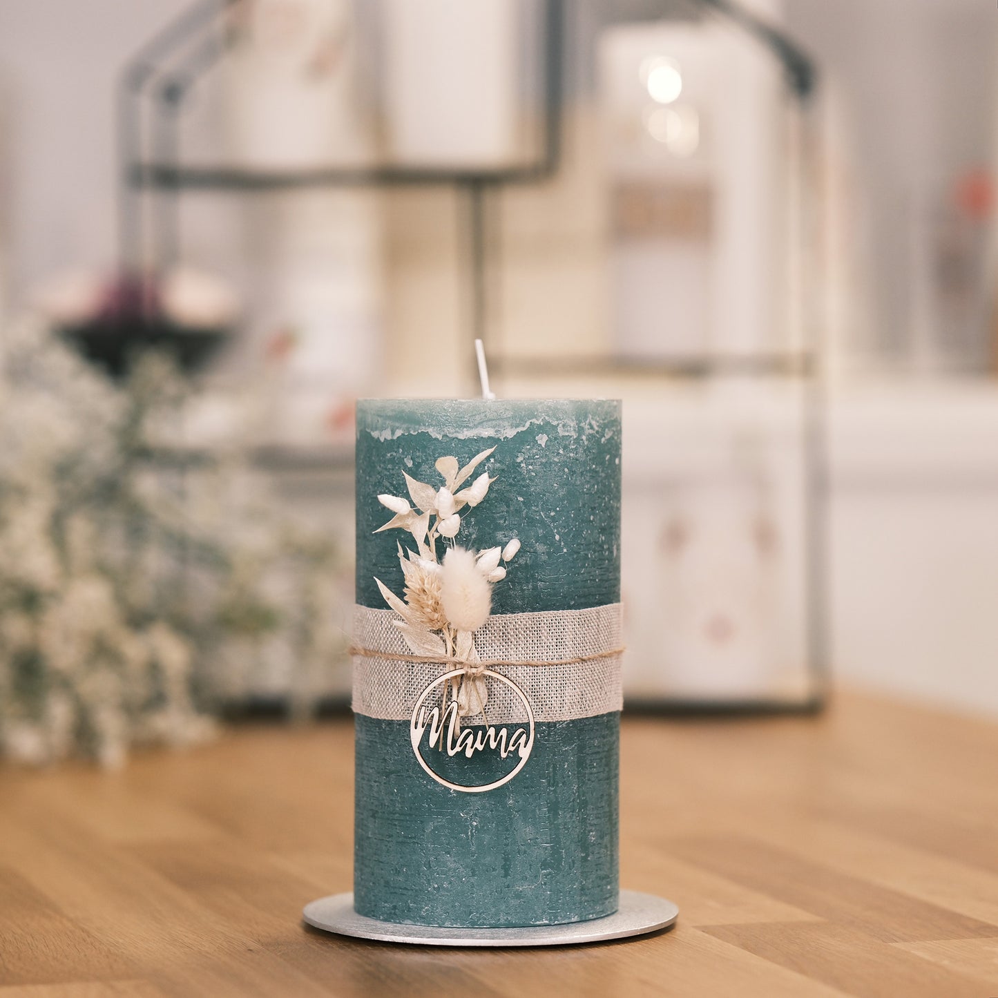 Mama mit Holzanhänger und Trockenblumen
