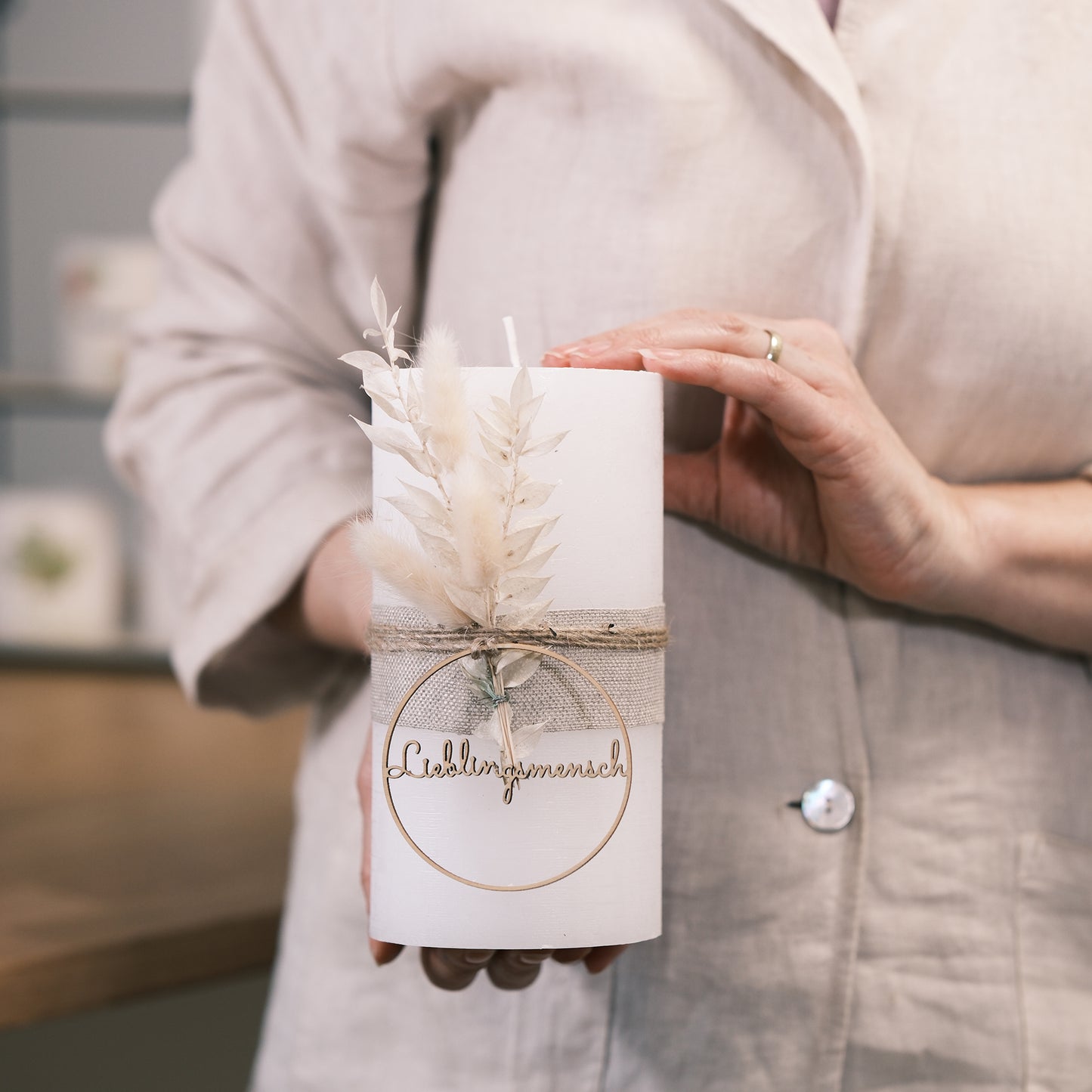 Lieblingsmensch mit Holzanhänger und Trockenblumen